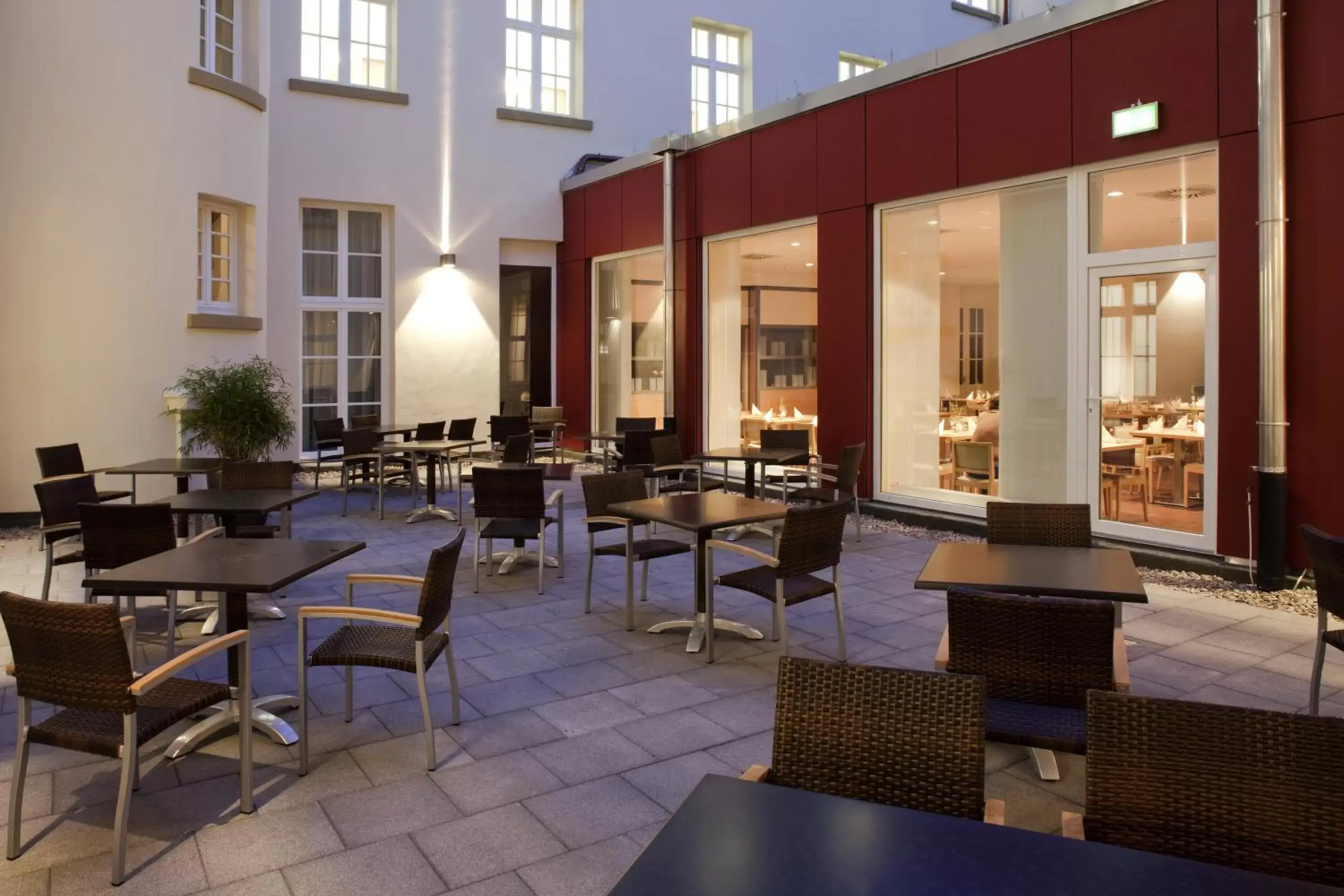 Patio, Restaurant/Places to Eat in ibis Karlsruhe Hauptbahnhof