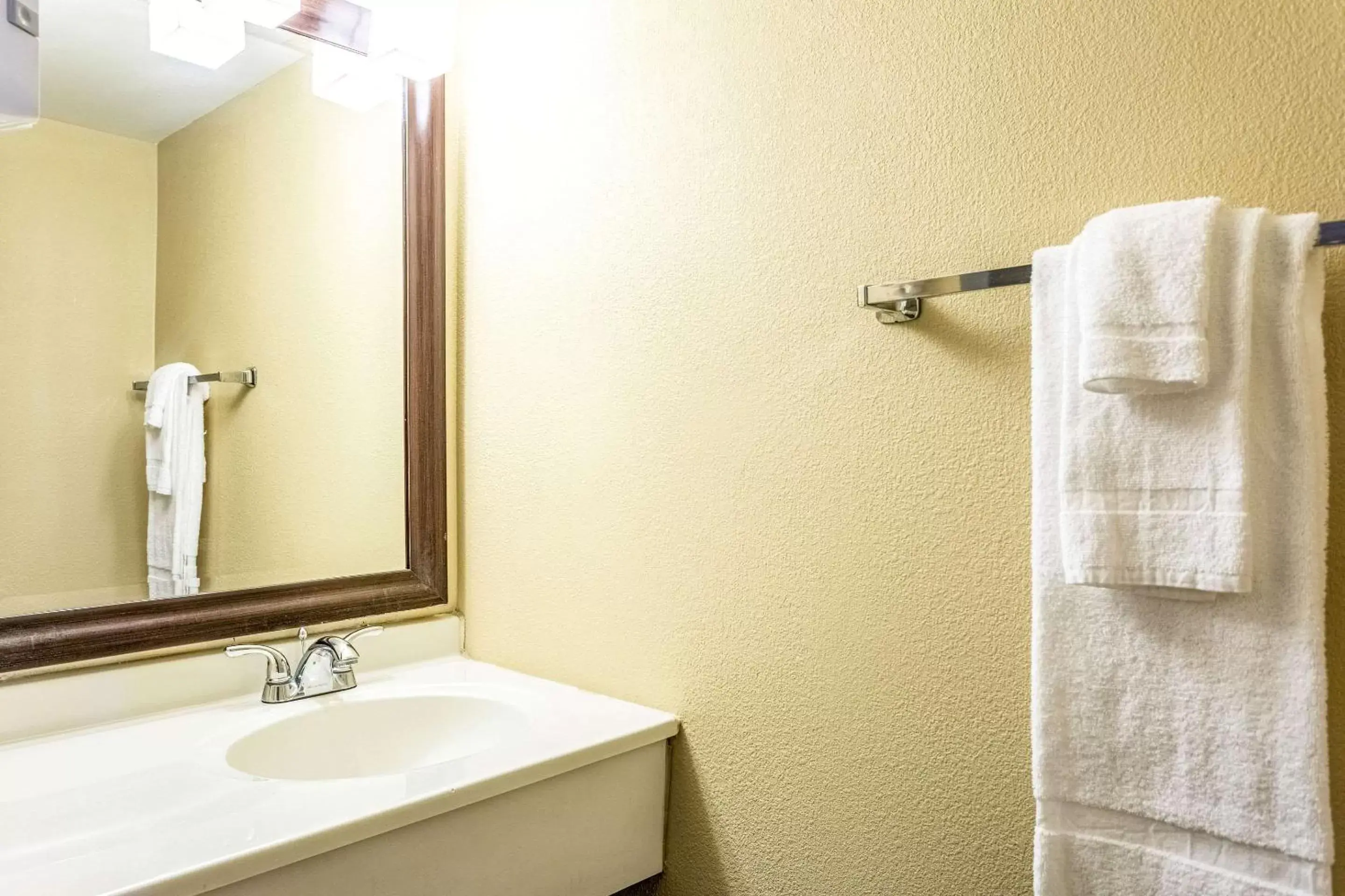 Bathroom in Econo Lodge Fredonia