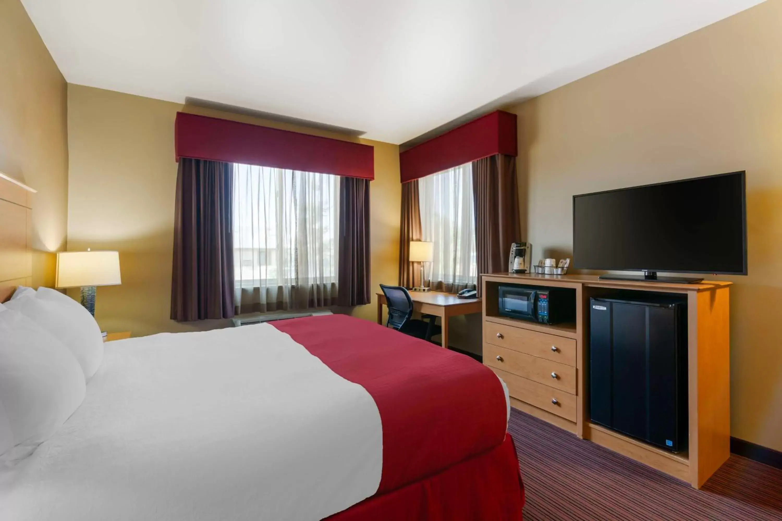 Bedroom, TV/Entertainment Center in Best Western Golden Prairie Inn and Suites