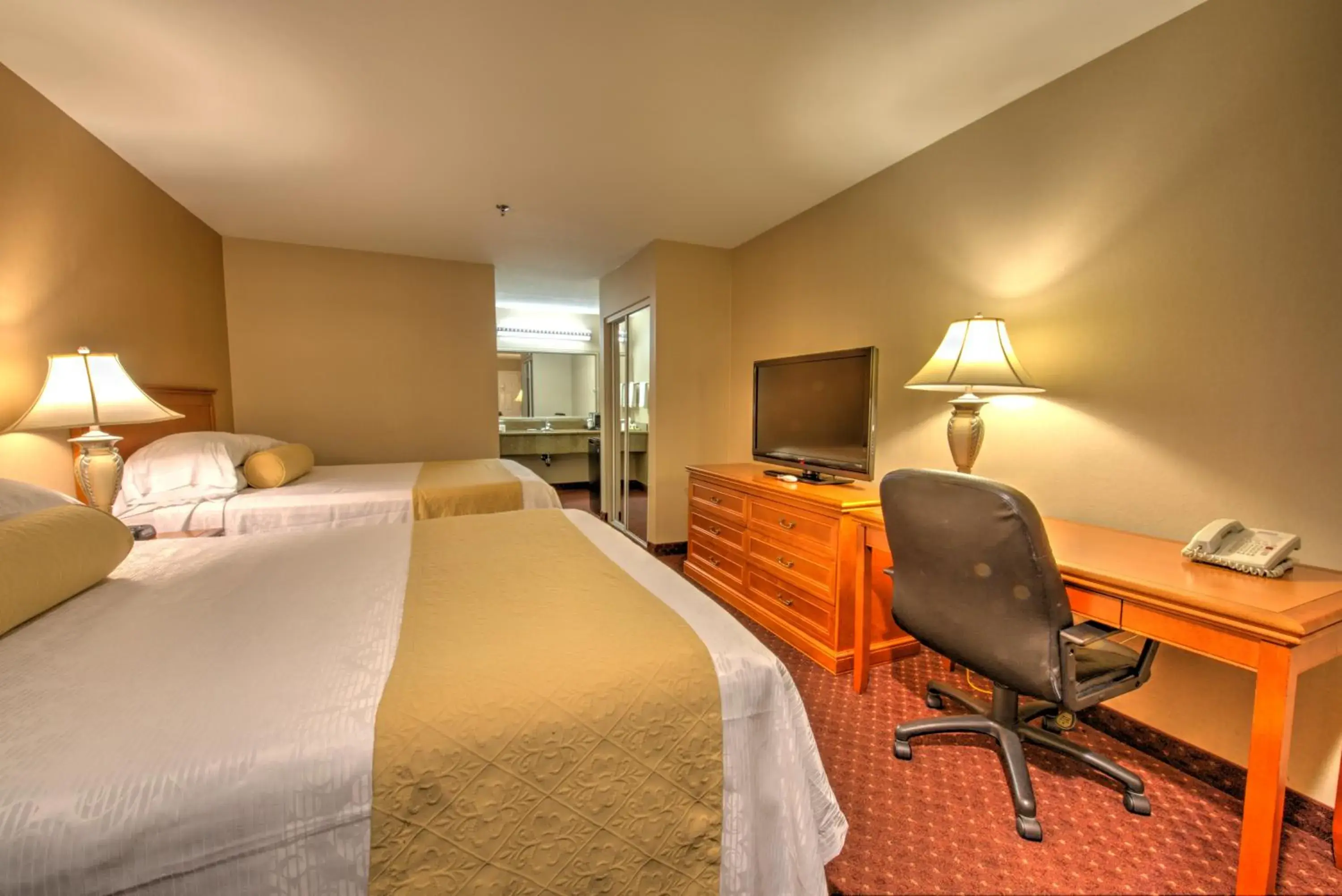 Bed in Burbank Inn and Suites