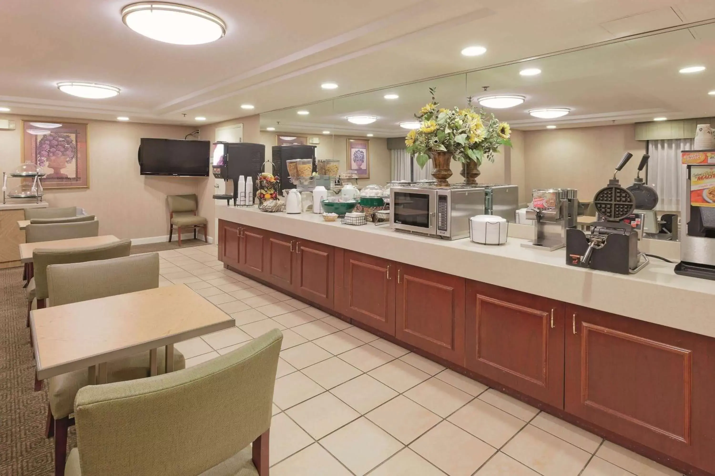 Restaurant/Places to Eat in La Quinta by Wyndham Warwick Providence Airport