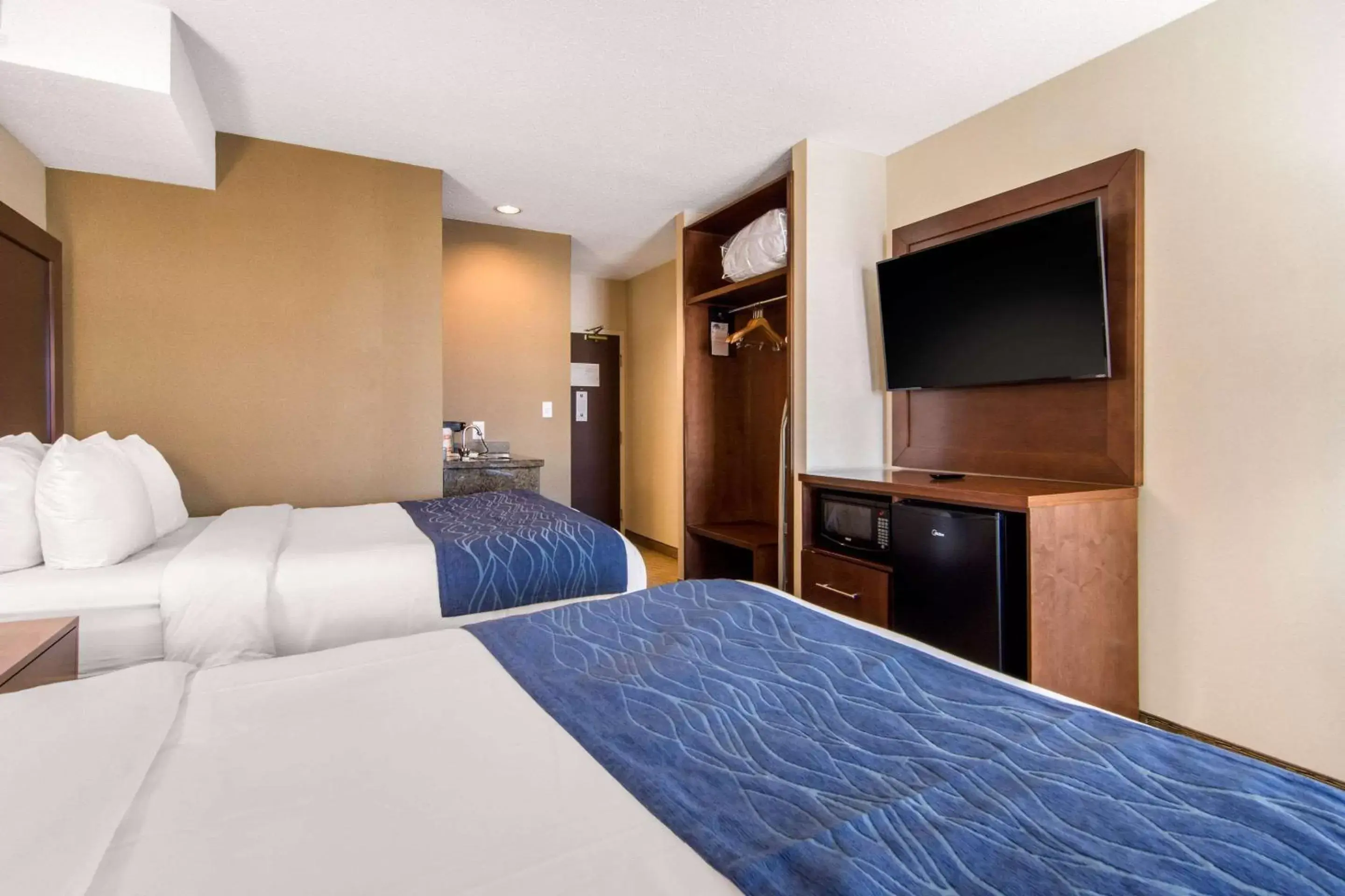 Bedroom, Bed in Comfort Inn & Suites Medicine Hat