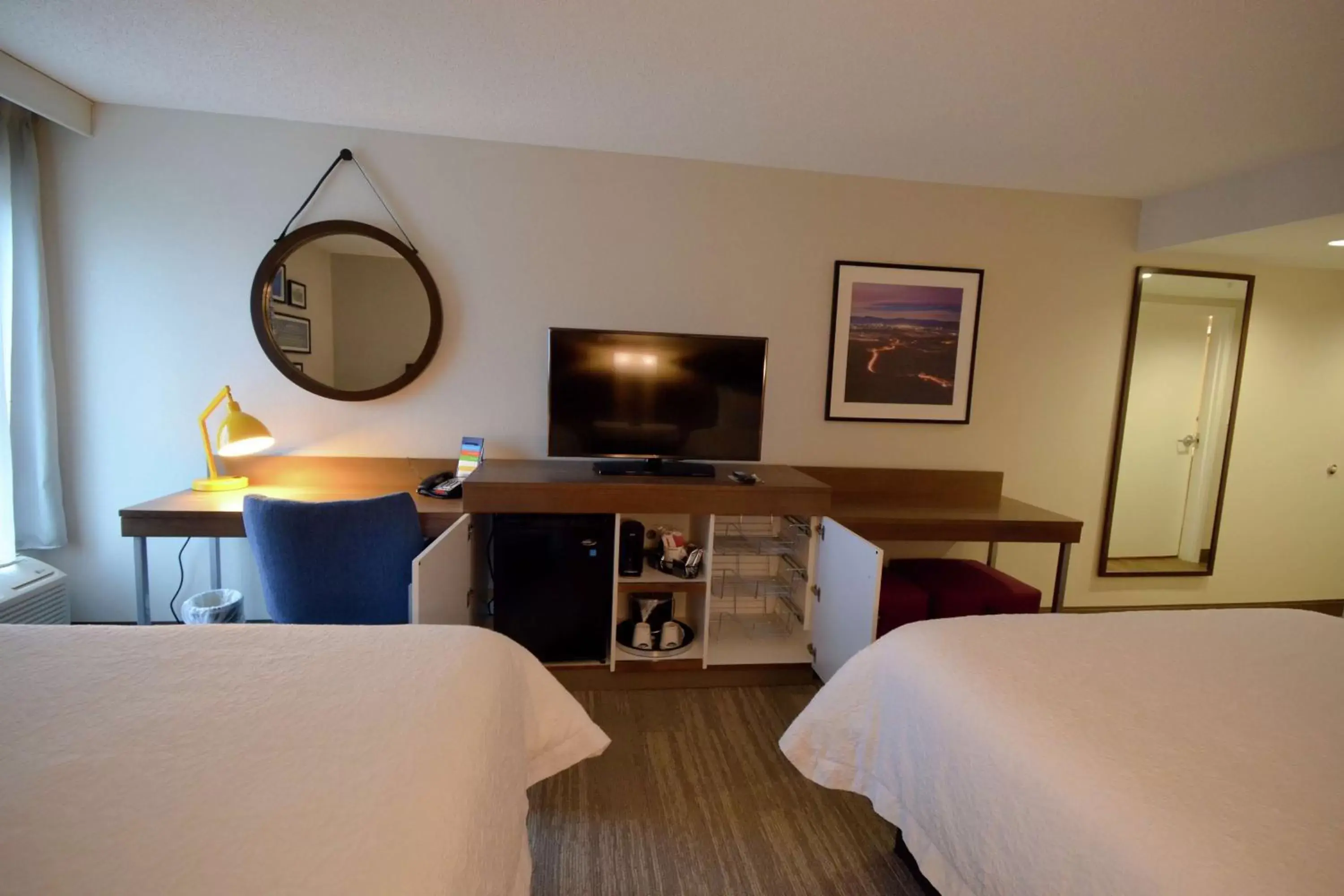 Bedroom, TV/Entertainment Center in Hampton Inn Salem East - Electric Road