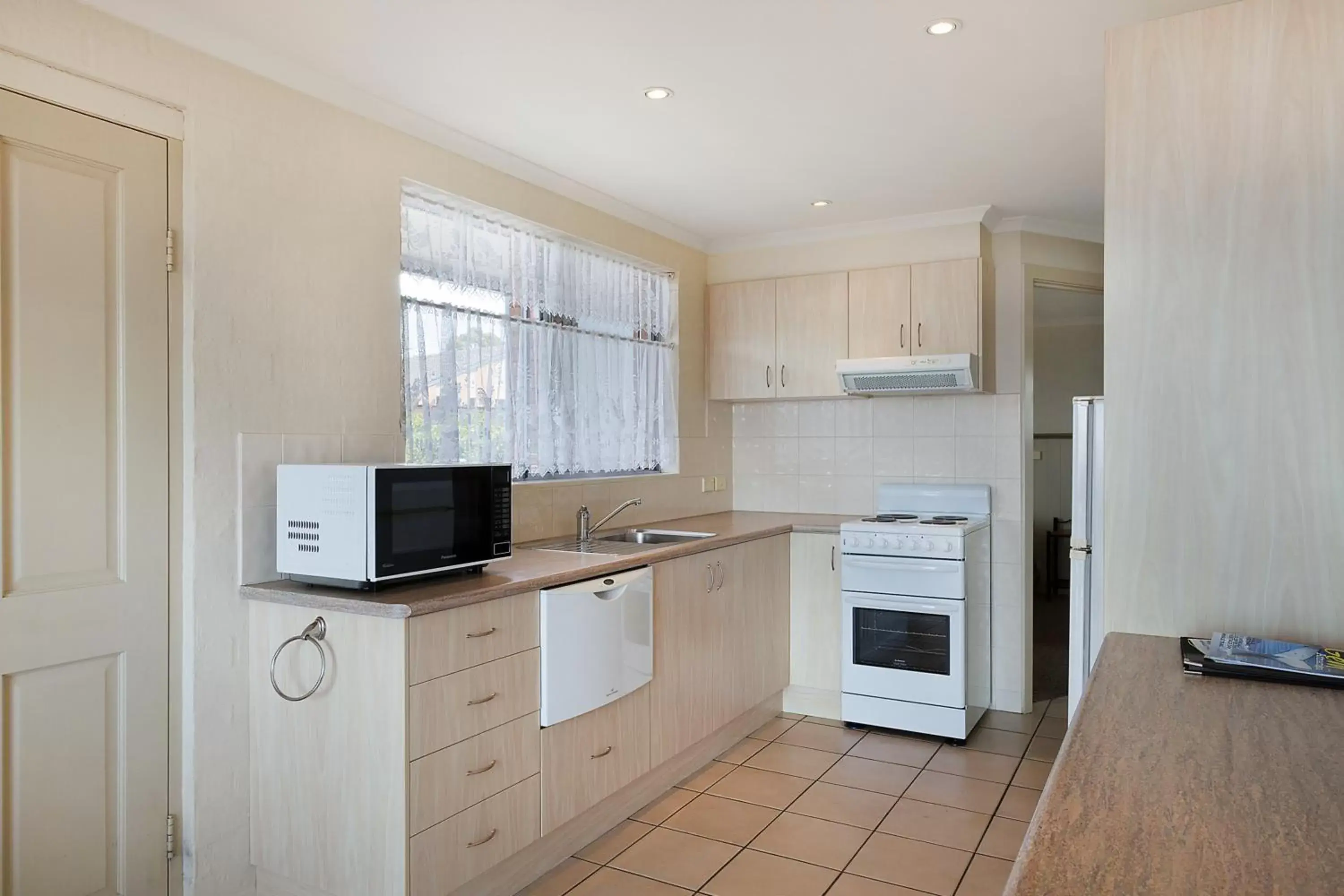 Kitchen or kitchenette, Kitchen/Kitchenette in Heritage House Motel & Units