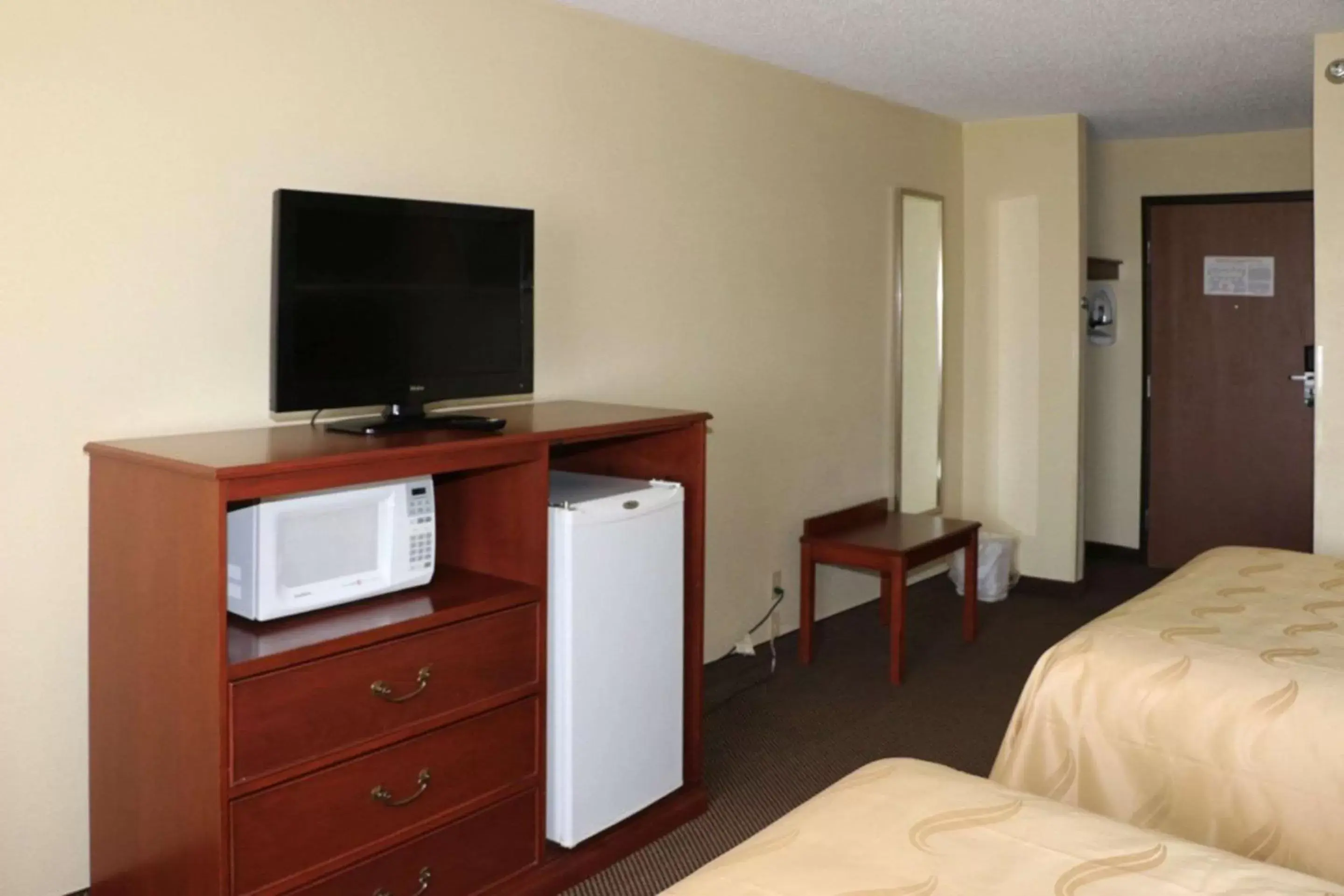 Photo of the whole room, TV/Entertainment Center in Quality Inn East Evansville