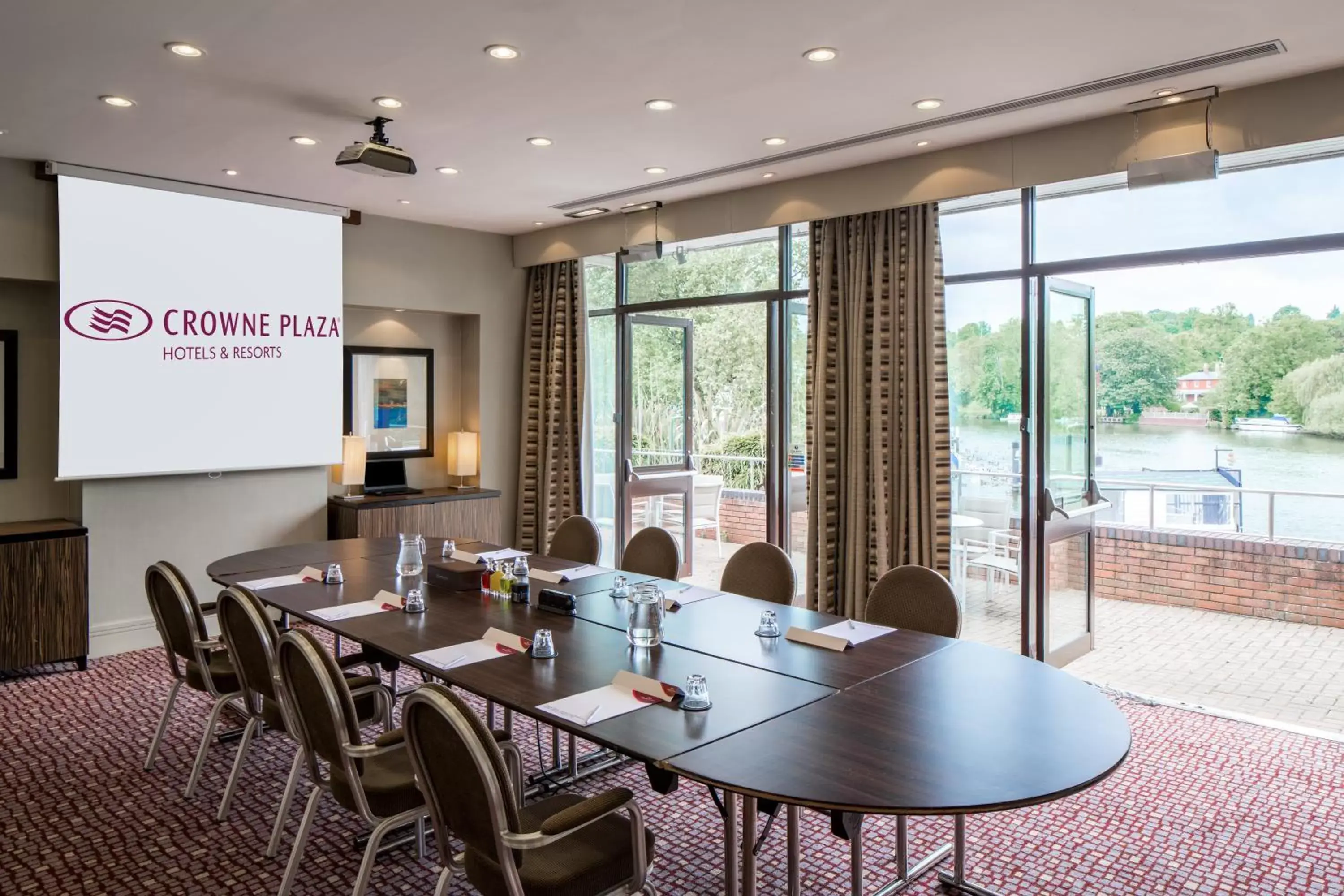 Meeting/conference room in Crowne Plaza Reading