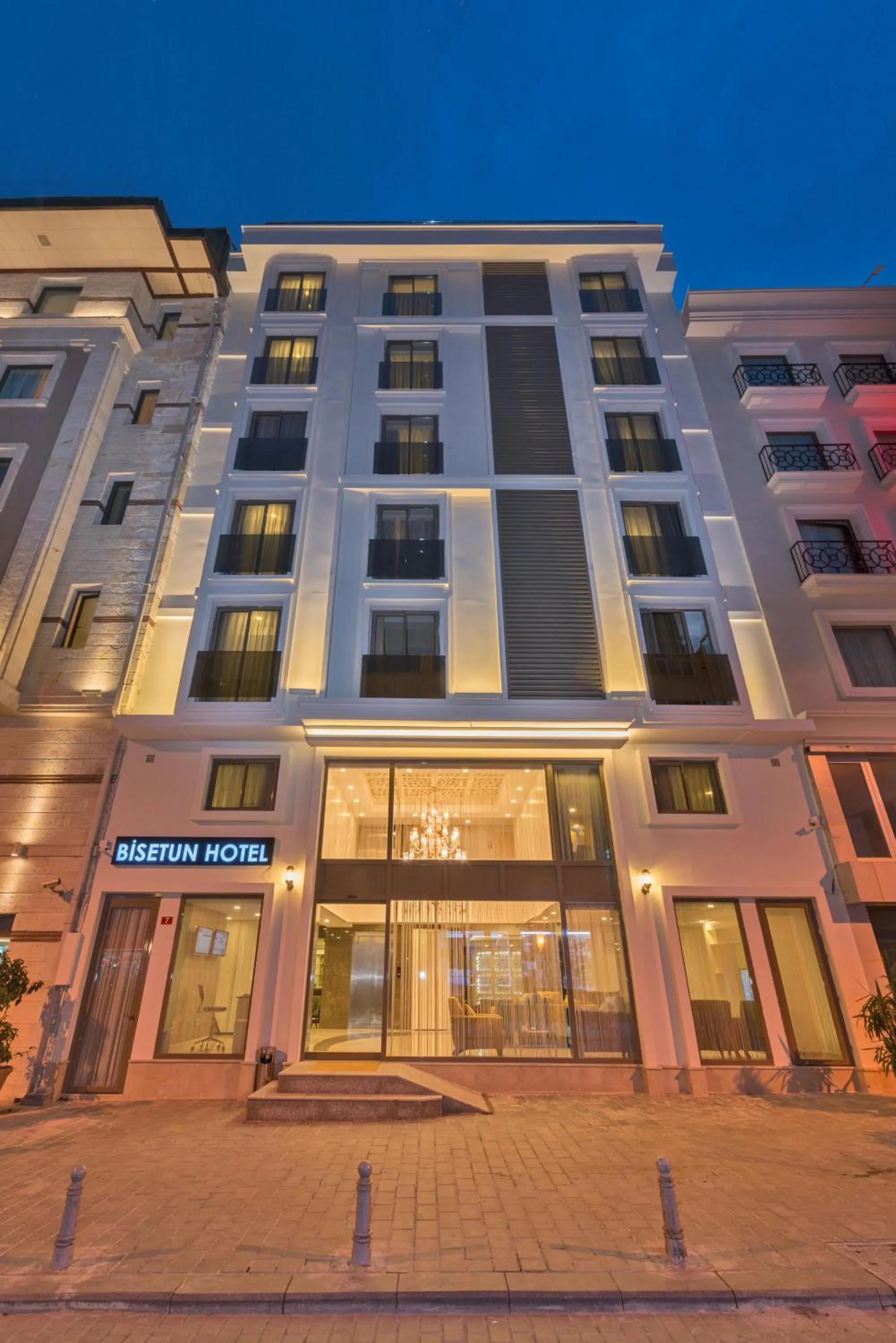 Facade/entrance in Bisetun Hotel