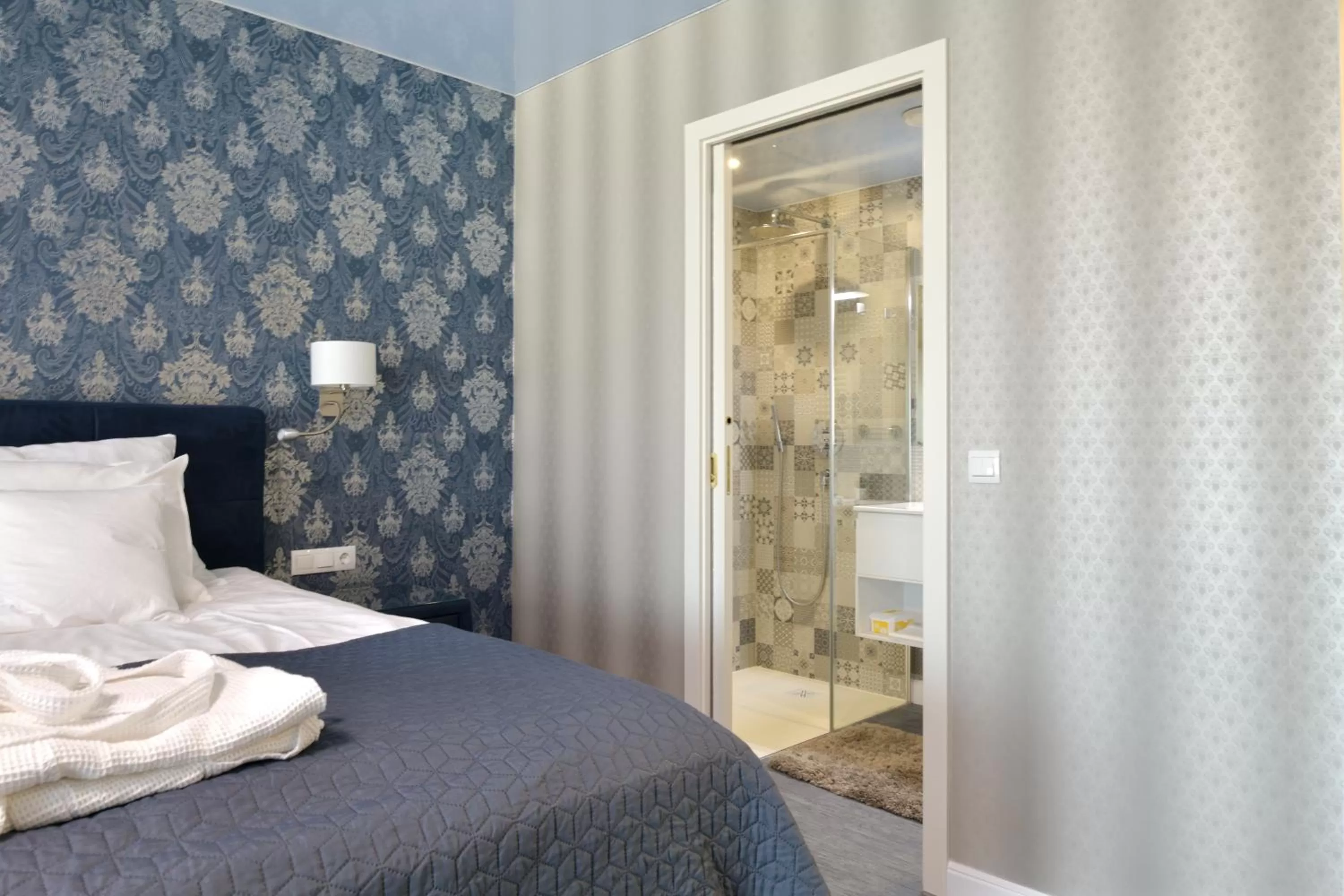 Shower, Bed in TI Hotel