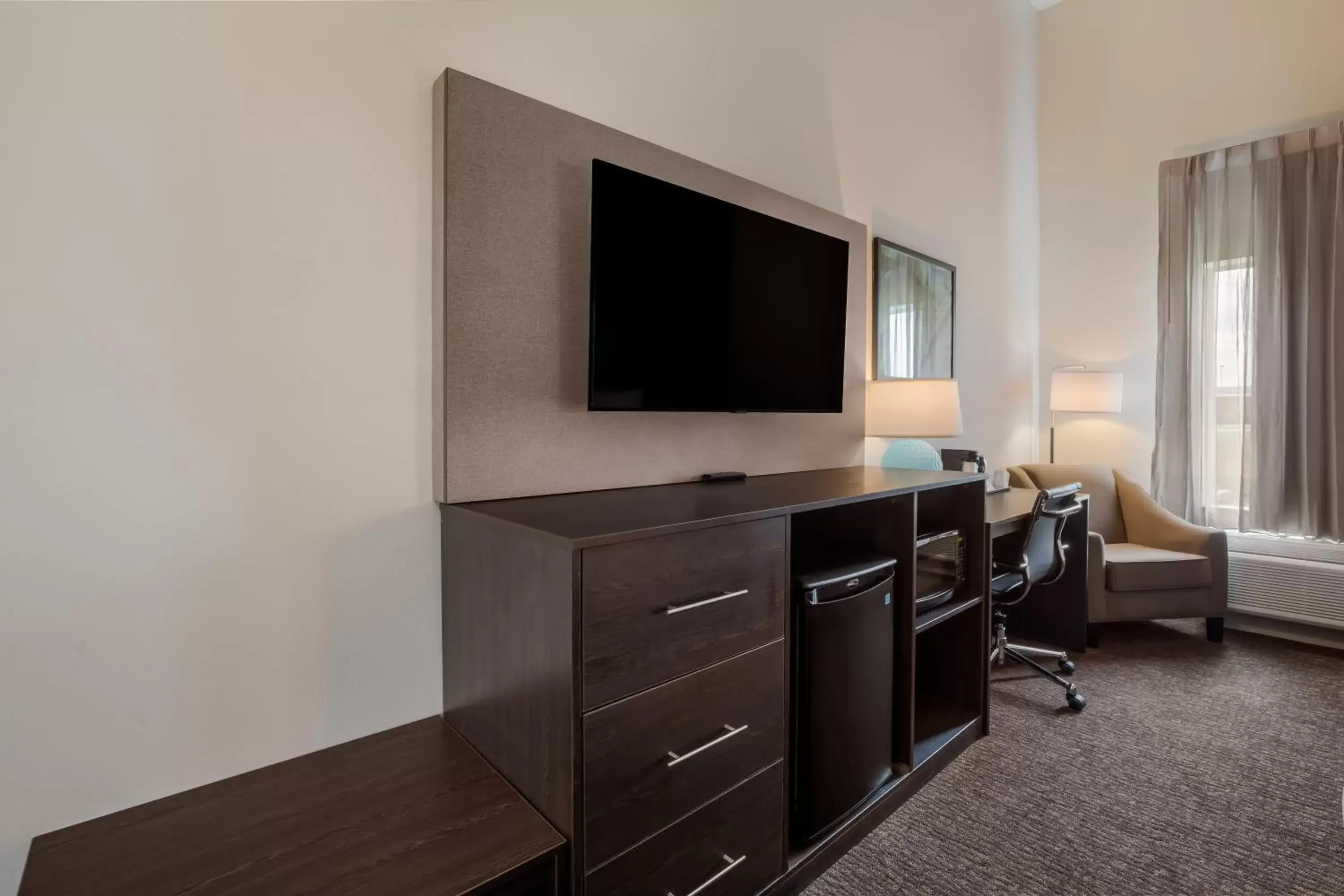 TV/Entertainment Center in La Quinta Inn & Suites by Wyndham Sulphur