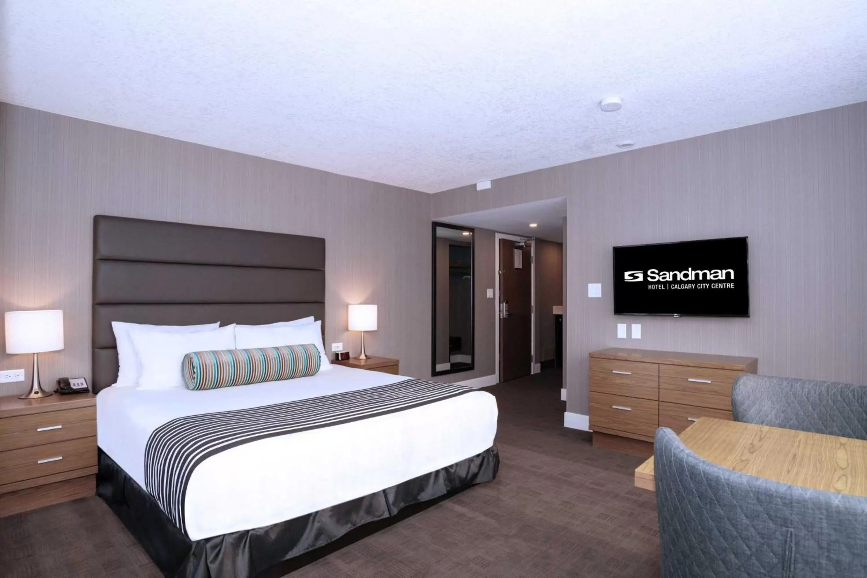 Photo of the whole room in Sandman Signature Calgary Downtown Hotel