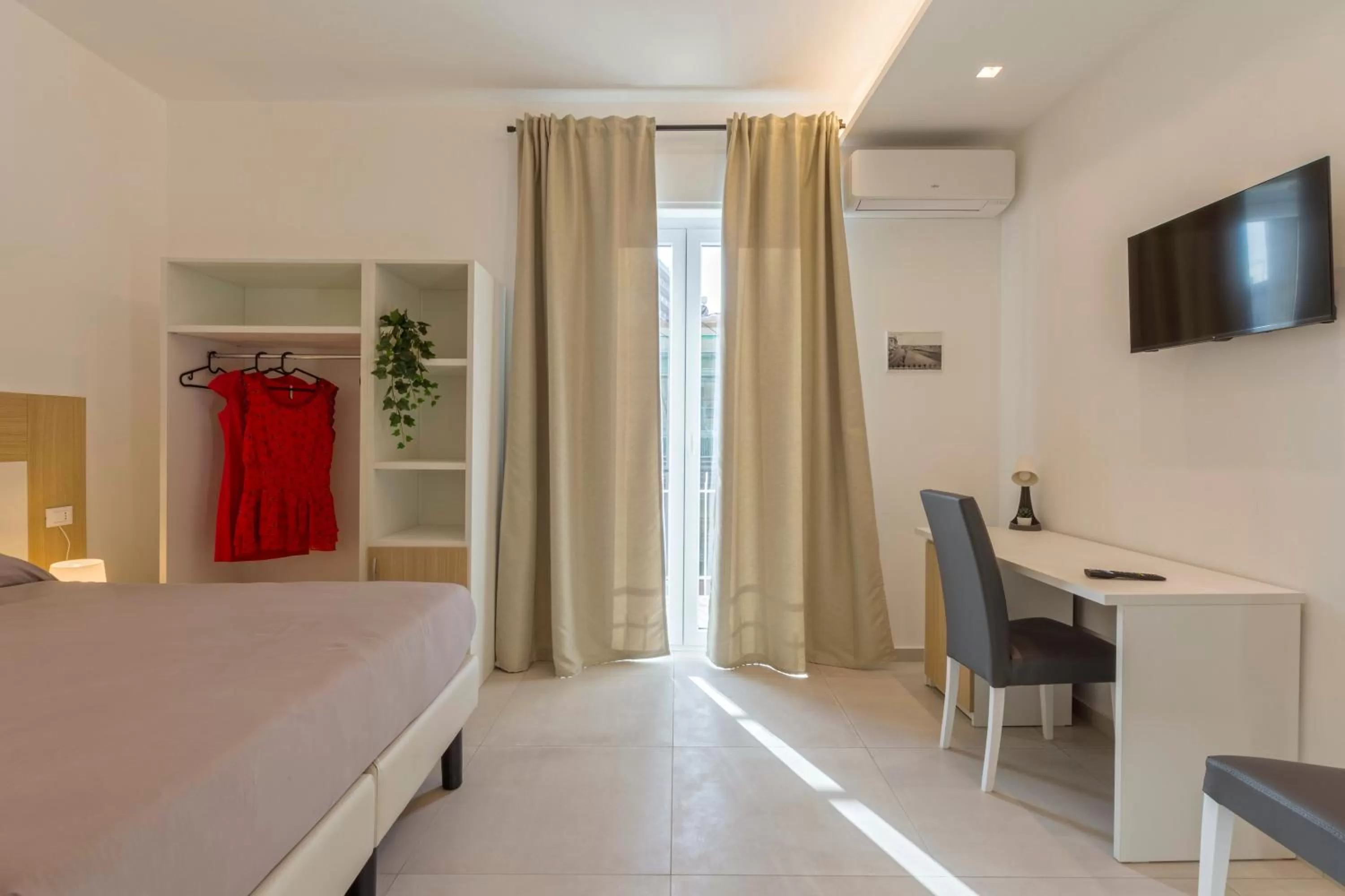 TV/Entertainment Center in Syraka Camere