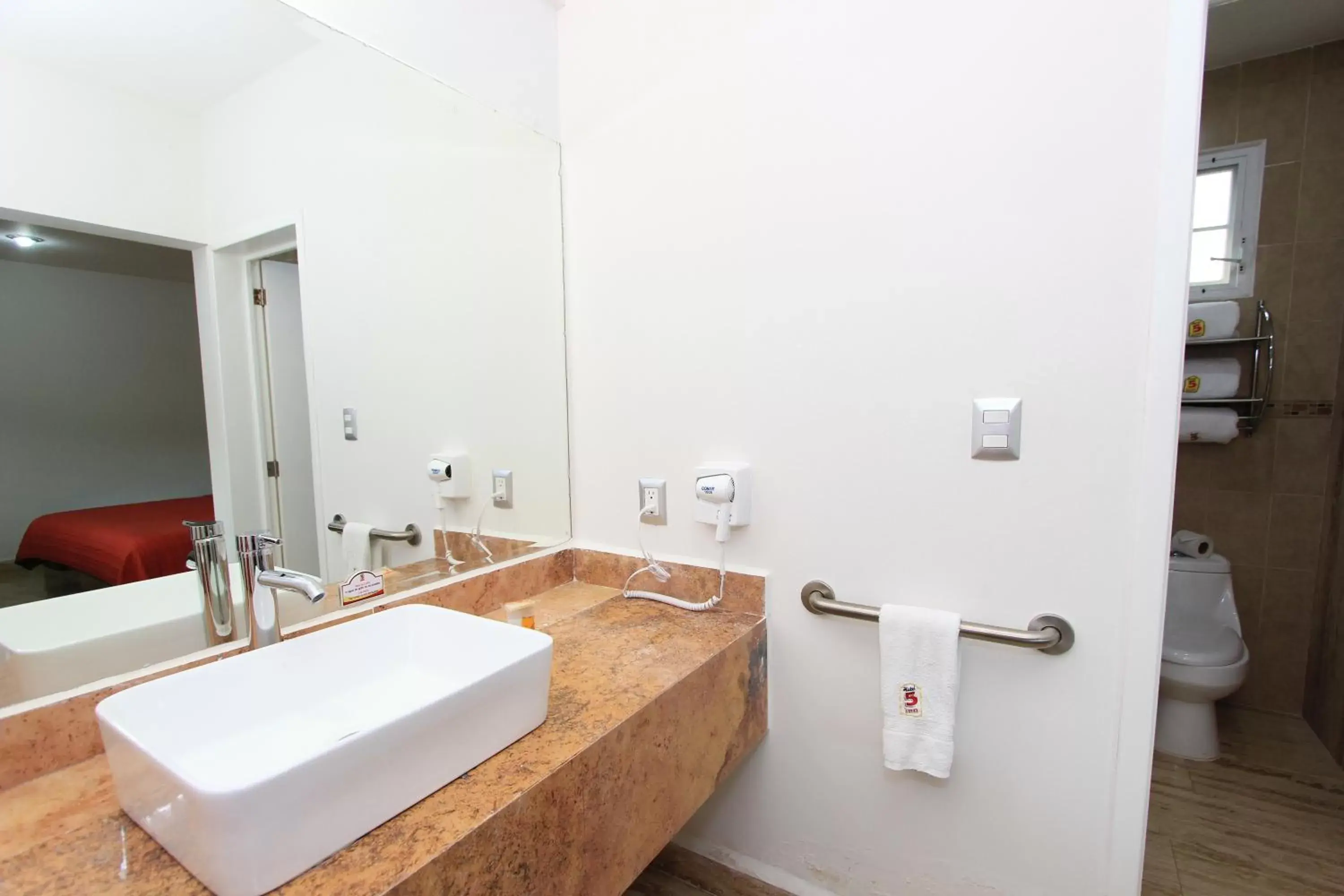 Bathroom in Hotel 5 inn