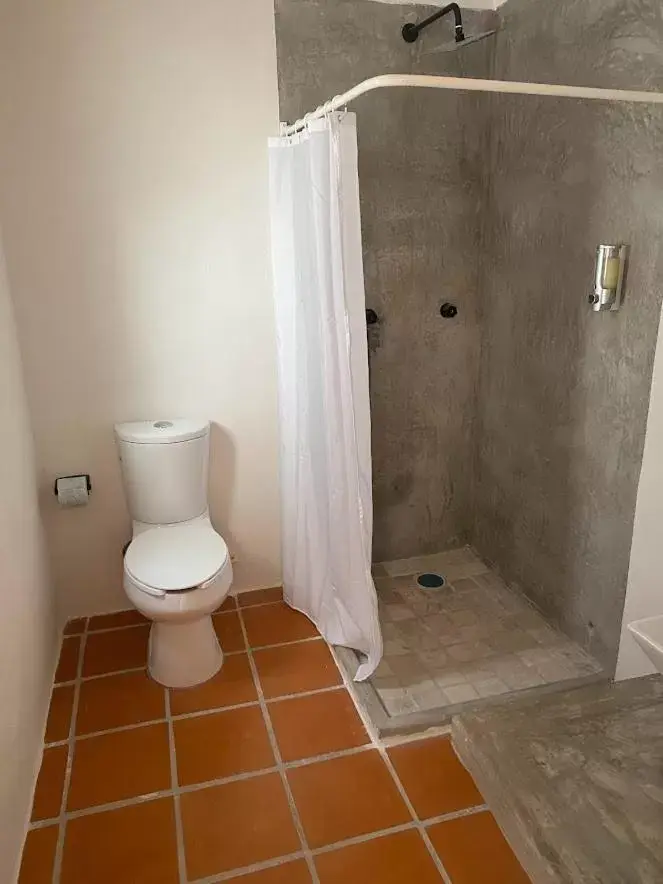 Shower, Bathroom in Hotel Bungalows Acuario