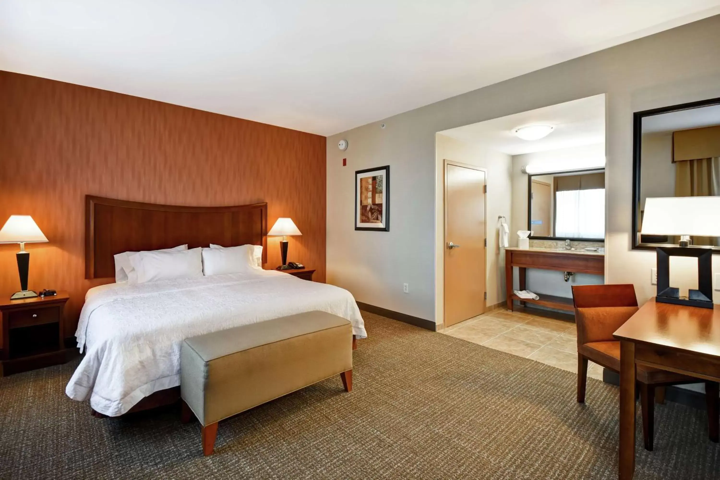 Bedroom, Bed in Hampton Inn & Suites Folsom