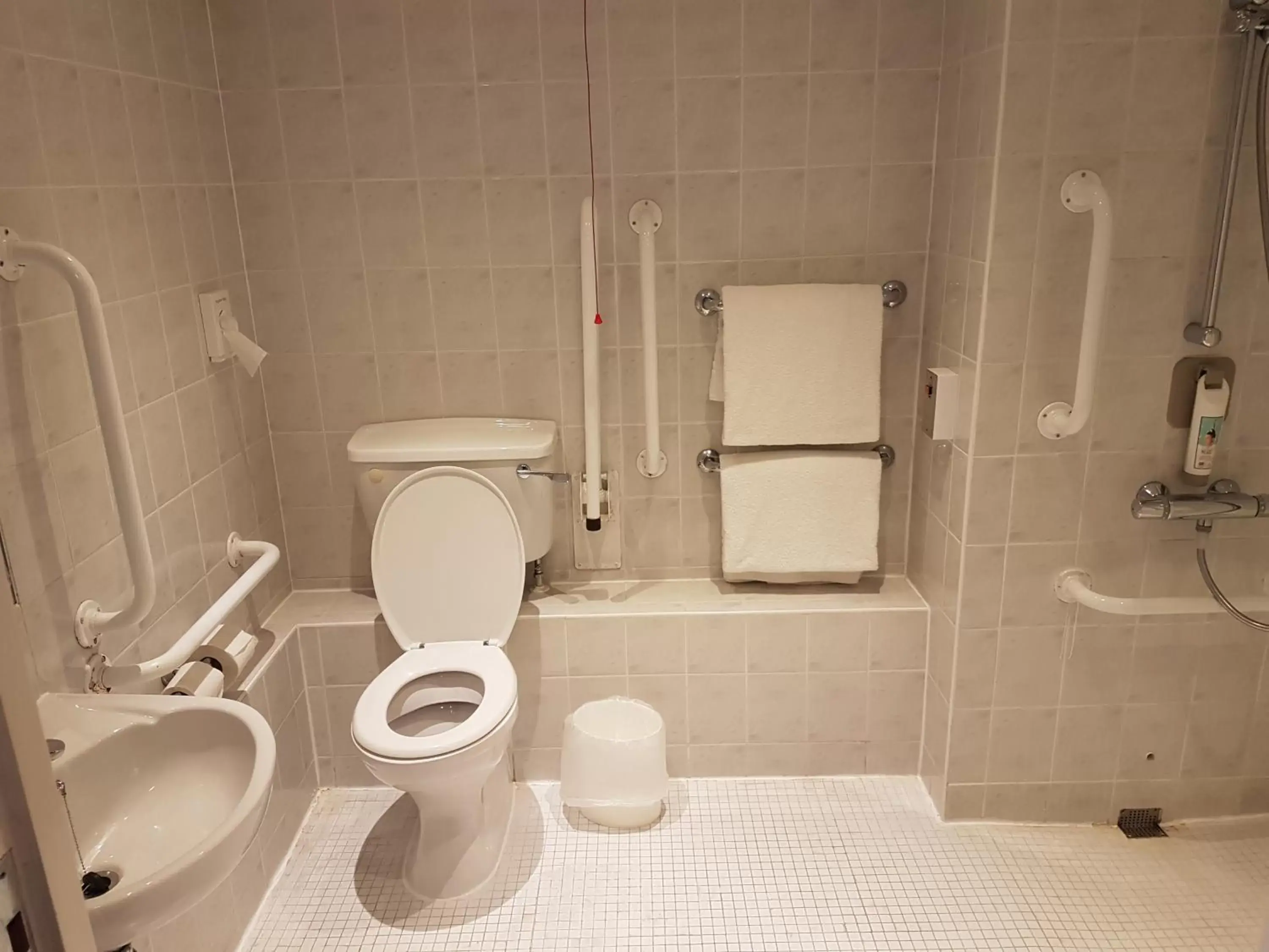 Bathroom in ibis Cardiff Gate - International Business Park Bathroom in ibis Cardiff Gate - International Business Park