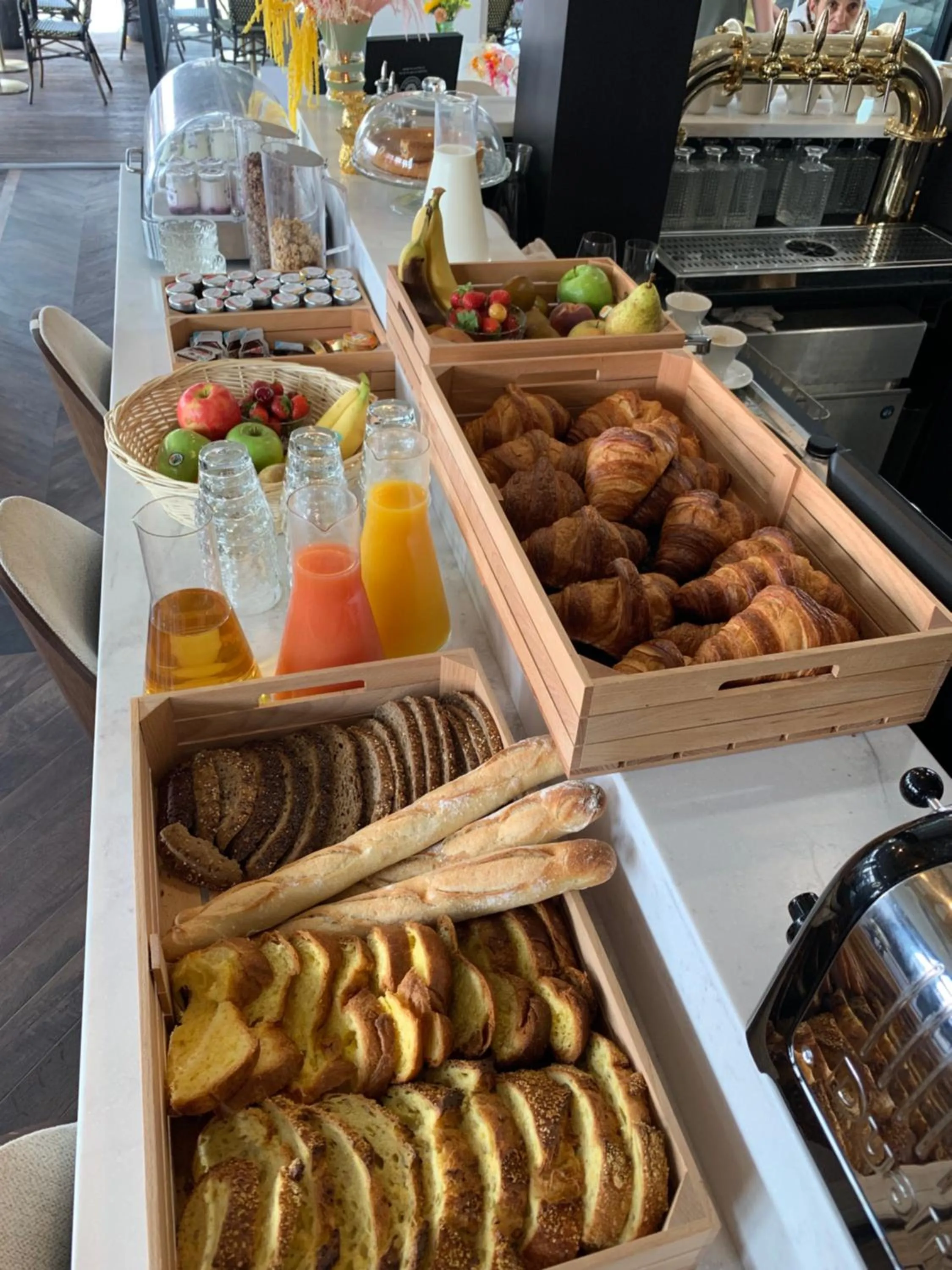 Continental breakfast in Hôtel Cosmopolitain