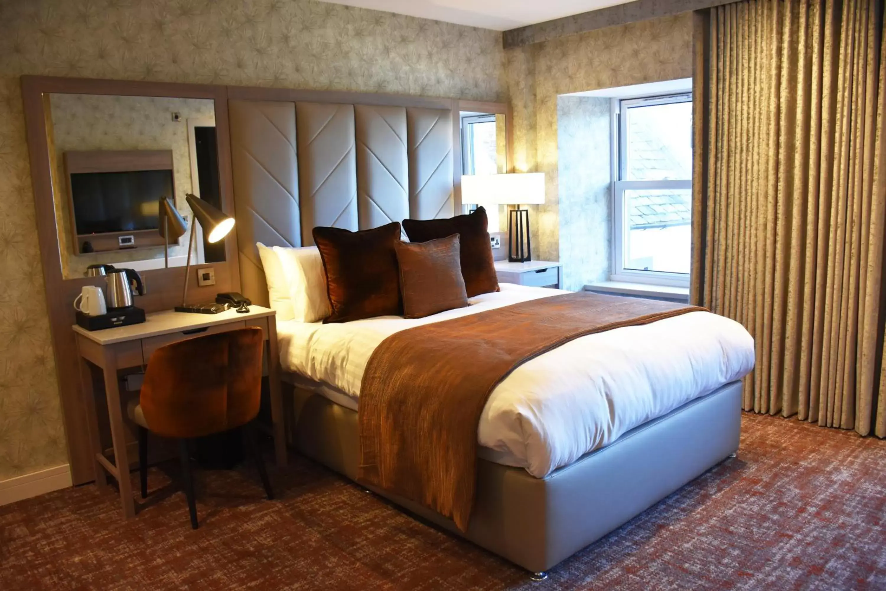 Bedroom, Bed in Royal Hotel