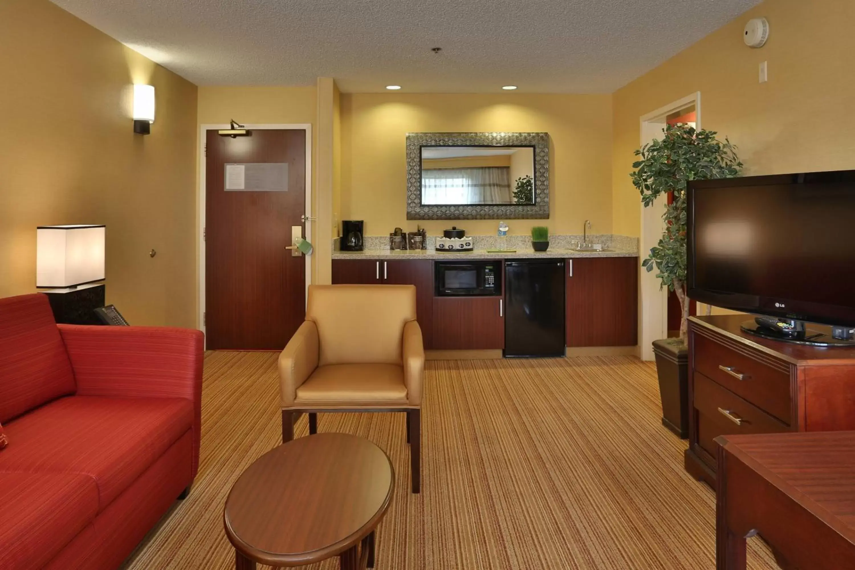 Living room, Seating Area in Courtyard by Marriott Springfield Airport
