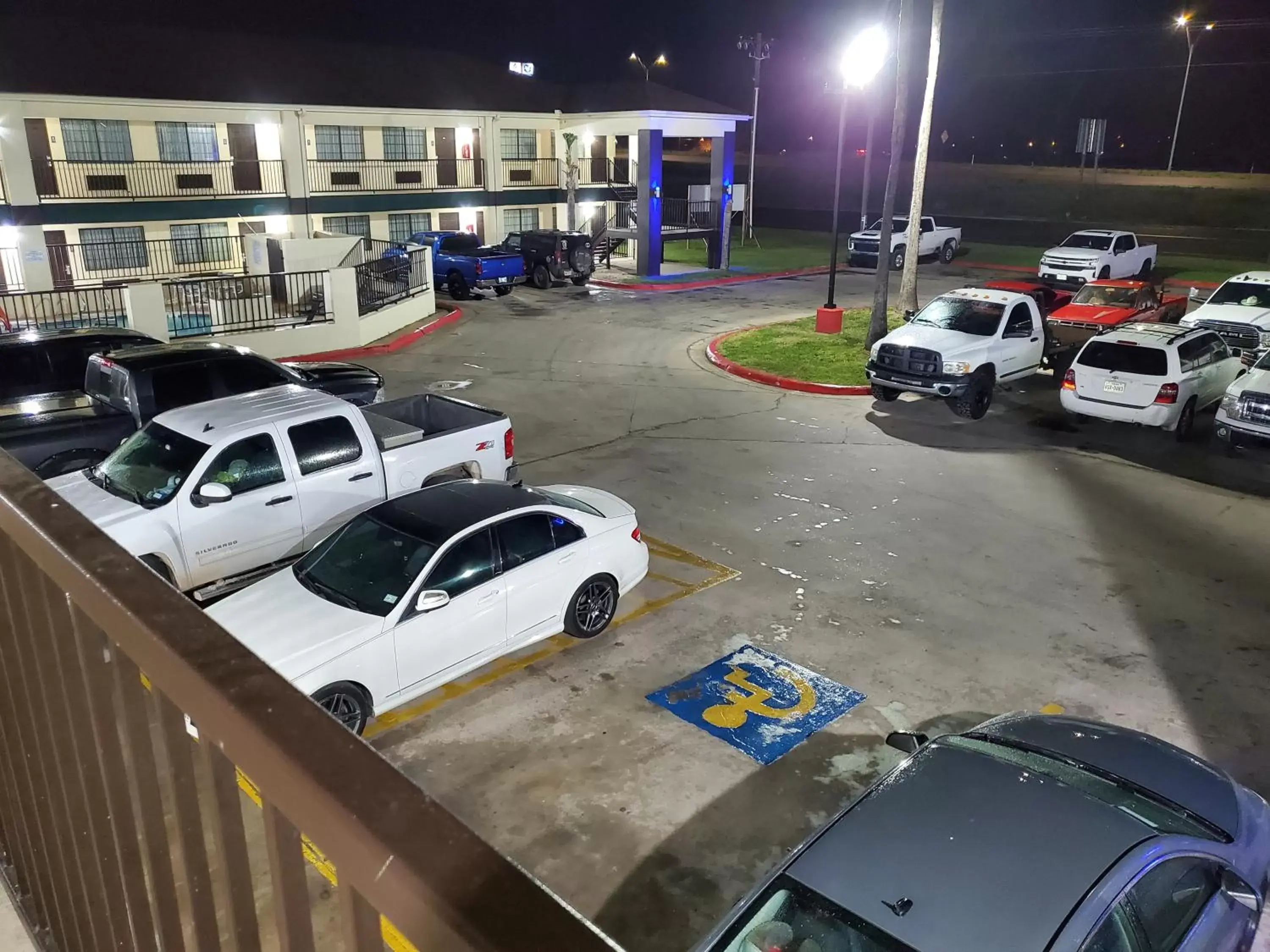 Parking in Deluxe Inn and Suites