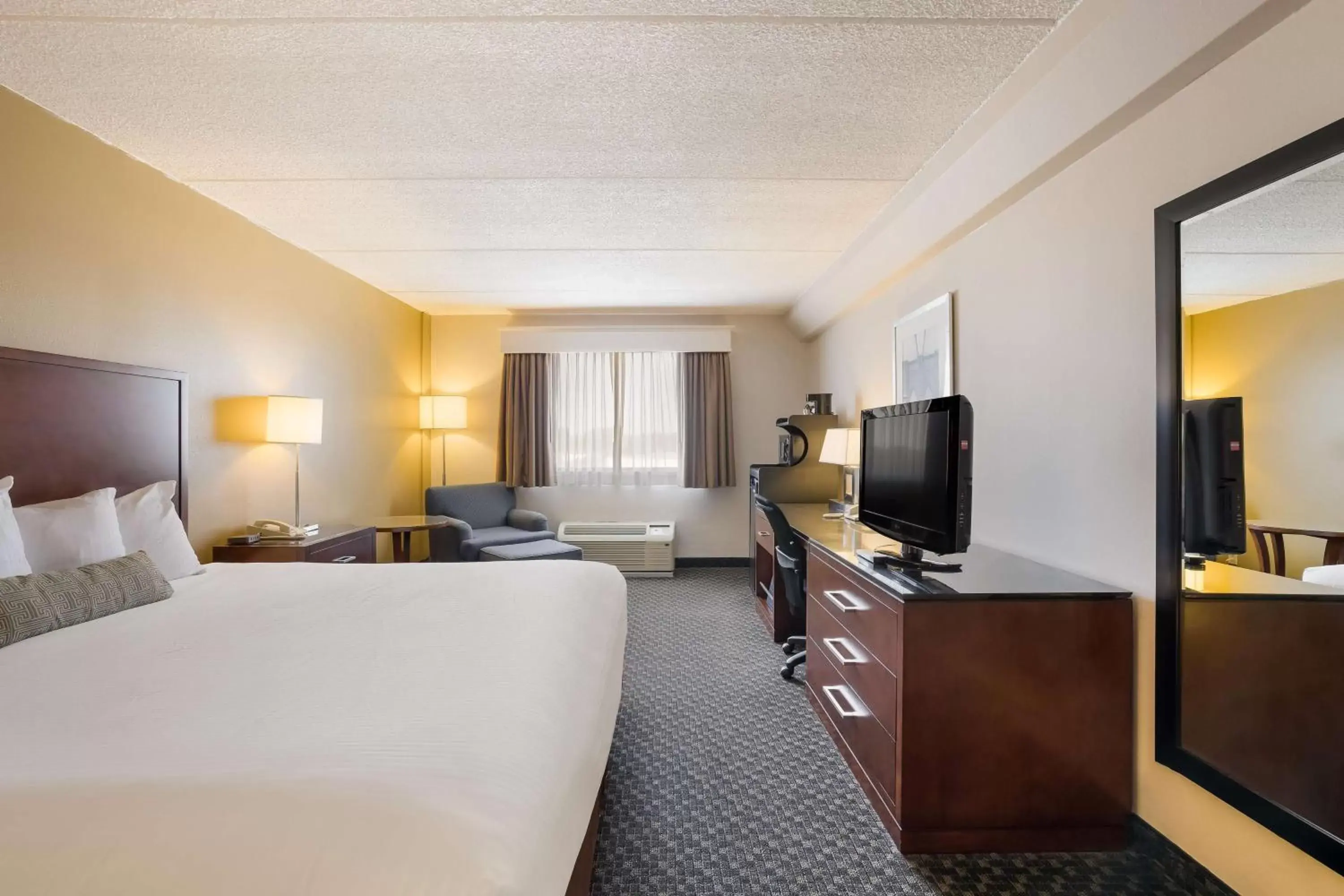 Bedroom, TV/Entertainment Center in Best Western Riverfront Inn