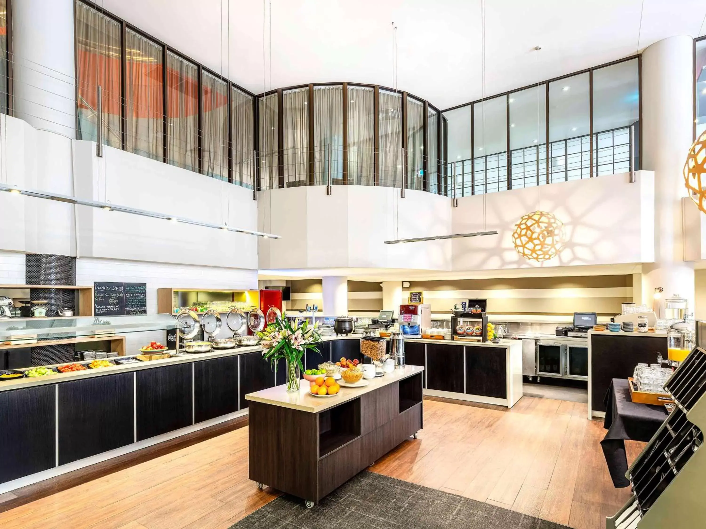 Restaurant/places to eat, Kitchen/Kitchenette in ibis Melbourne Hotel and Apartments