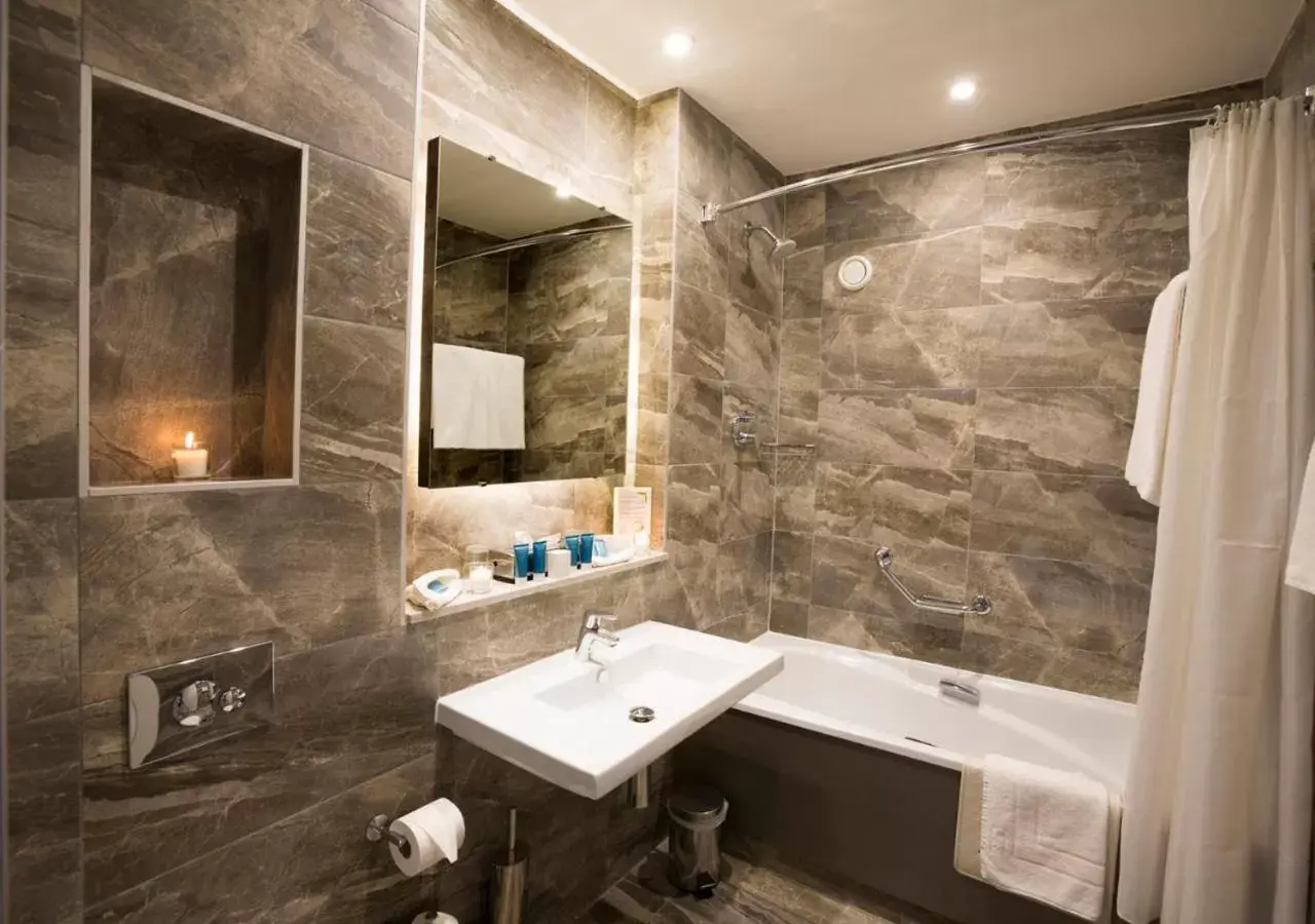 Bathroom in Midleton Park Hotel