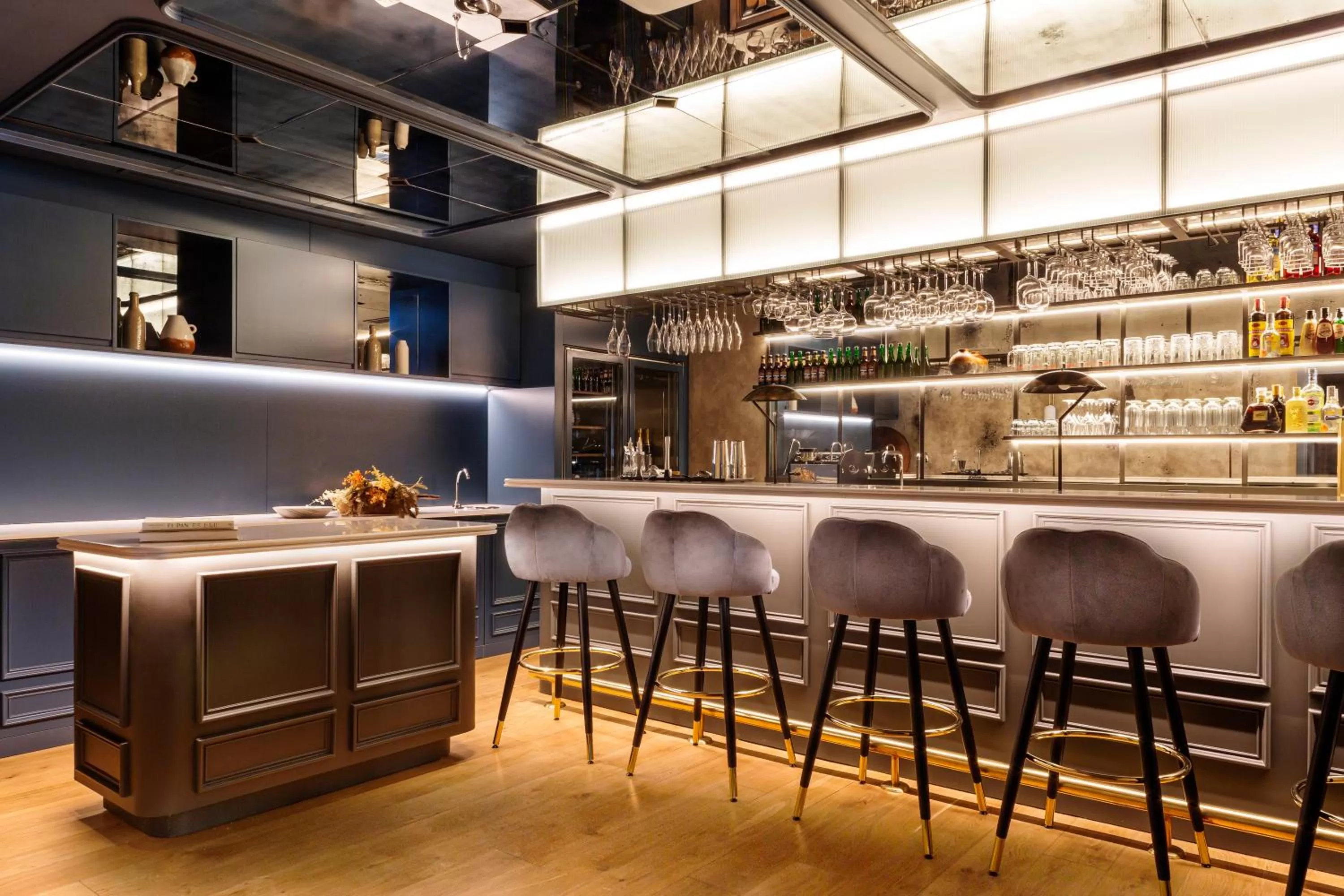 Lounge or bar in Radisson Blu Hotel, Madrid Prado
