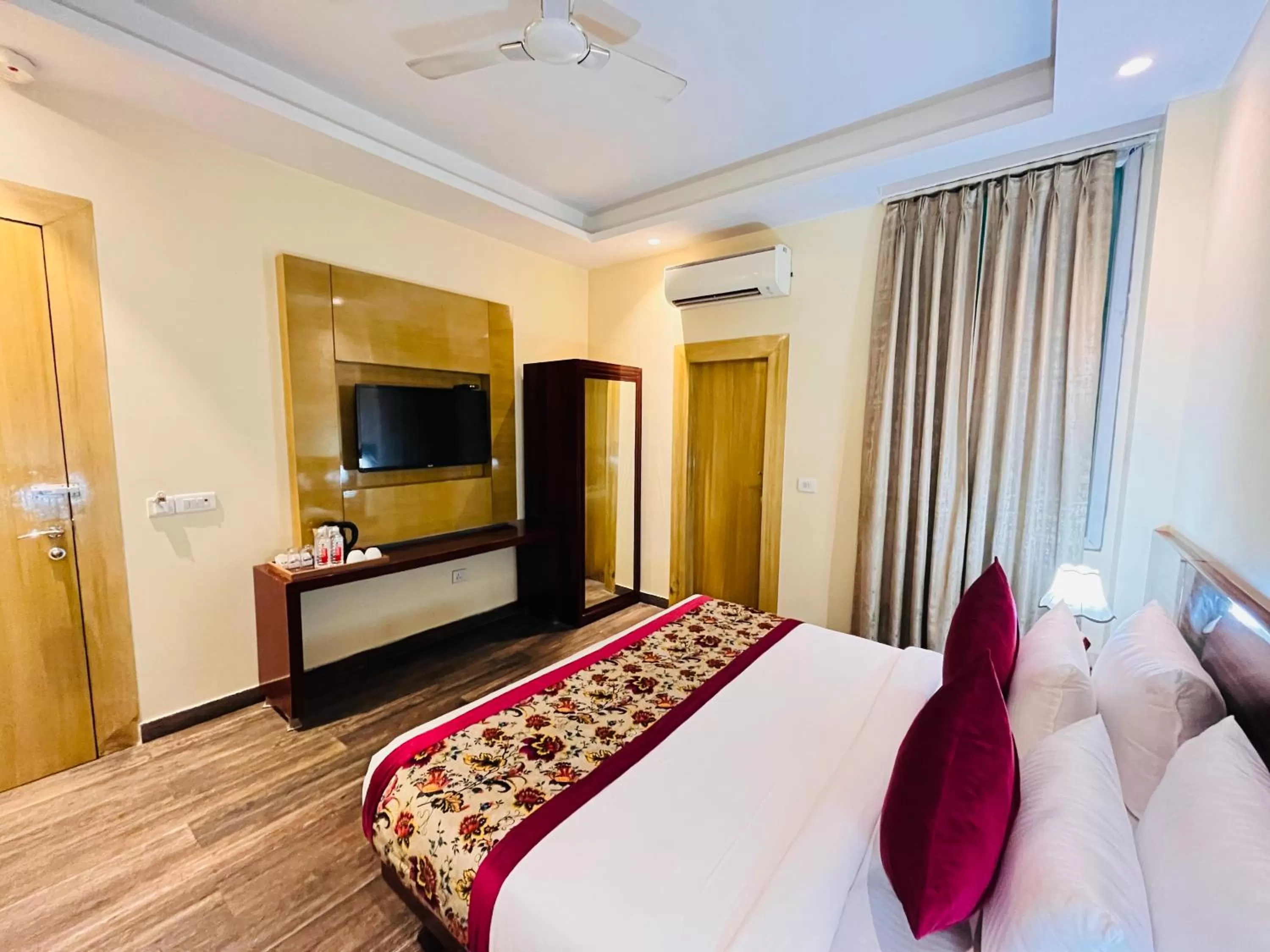 Bed in Hotel Banz near Delhi Airport