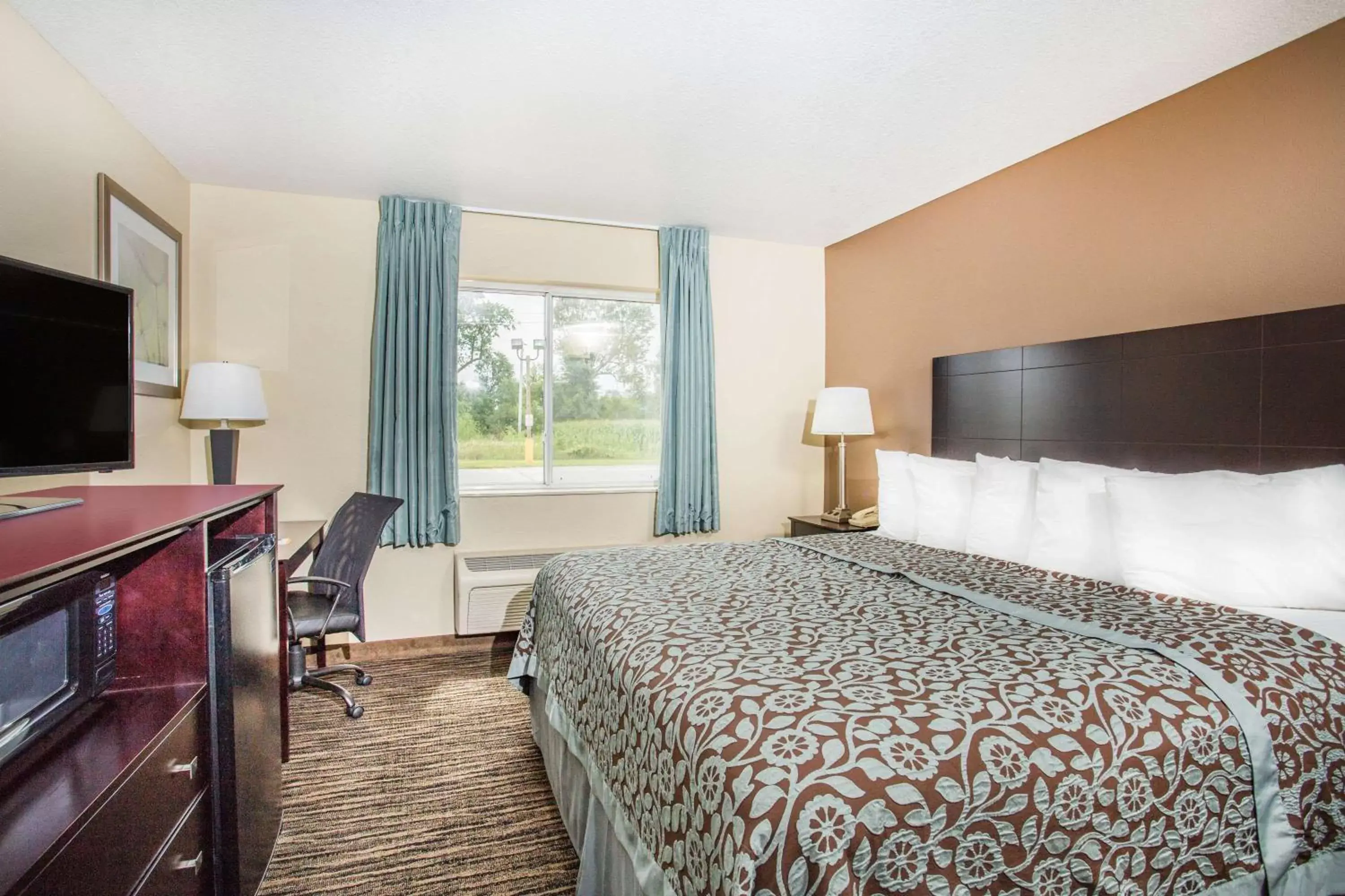 Photo of the whole room, Bed in Days Inn by Wyndham Evansdale Waterloo