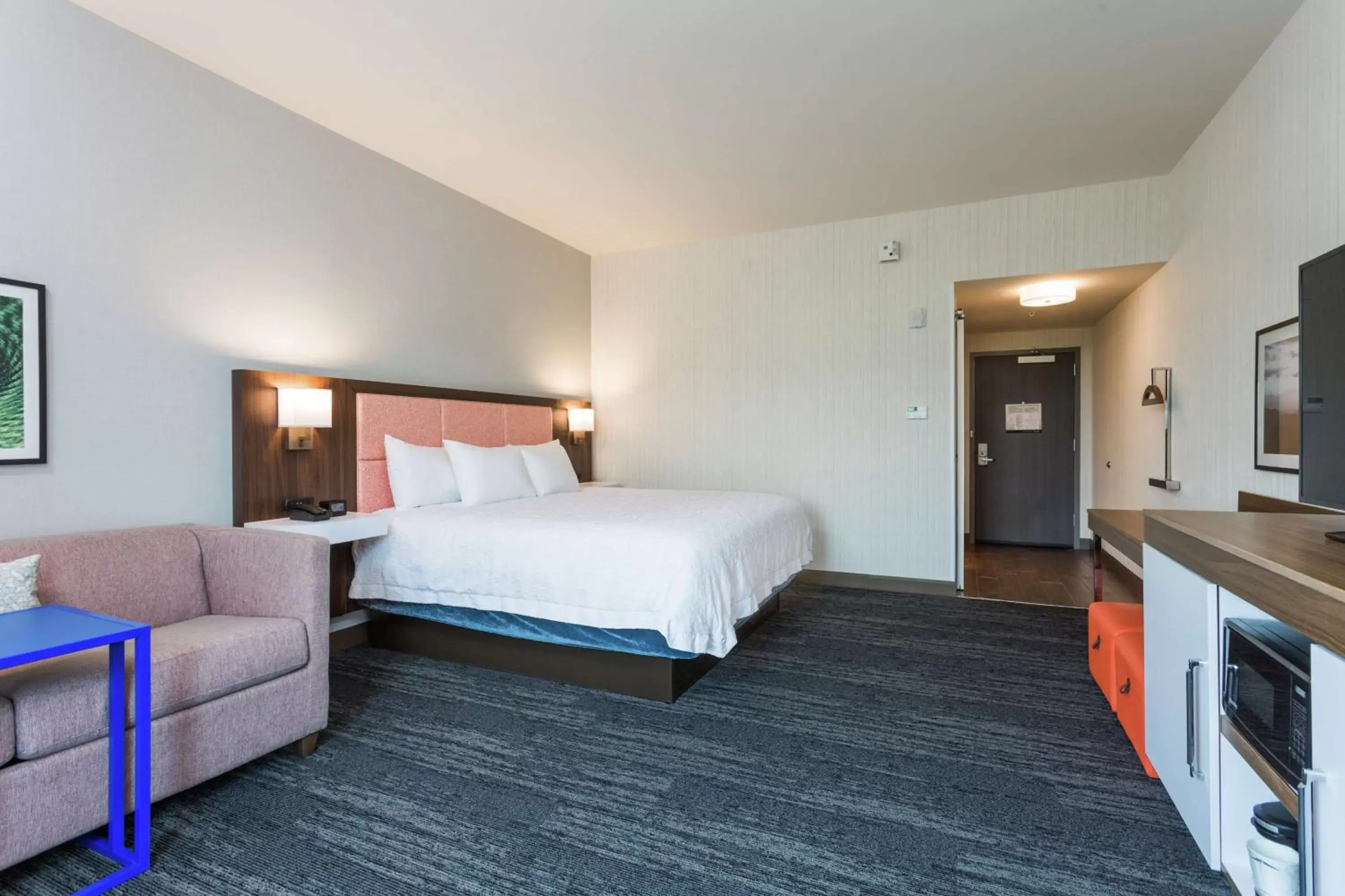 Living room, Bed in Hampton Inn Cumberland