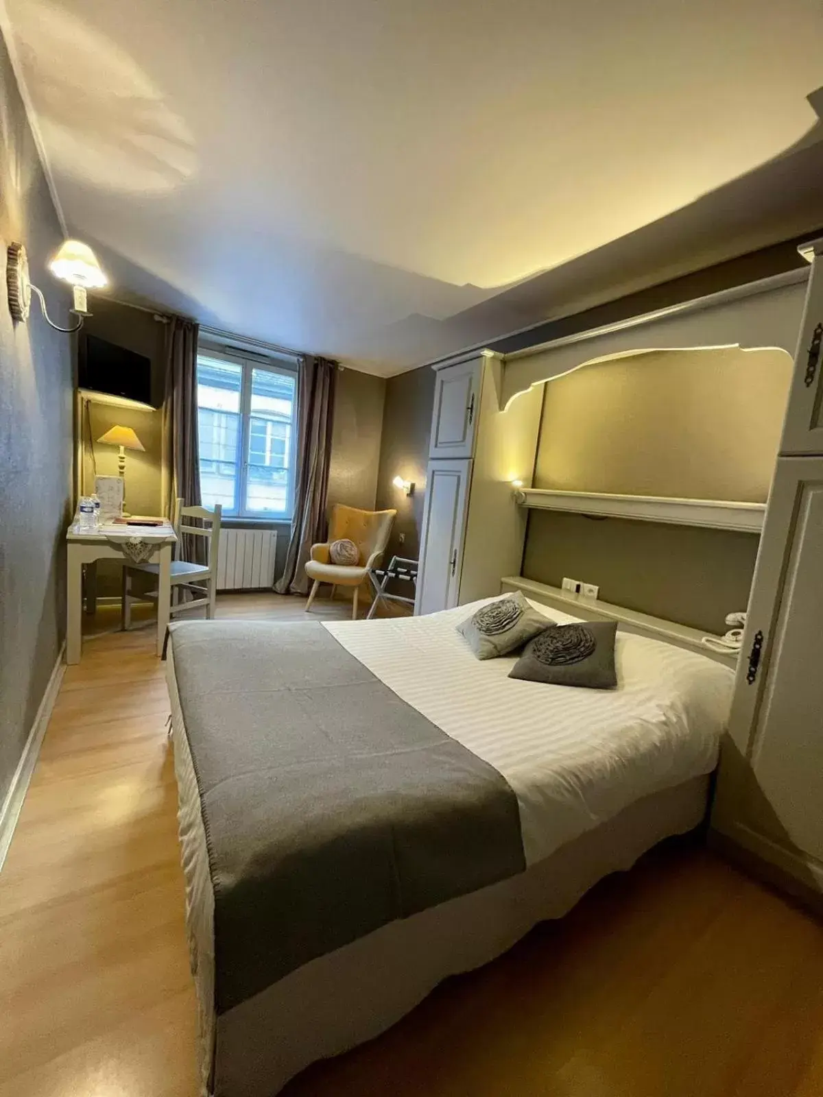 Bedroom in The Originals City, Hôtel de la Balance, Montbéliard