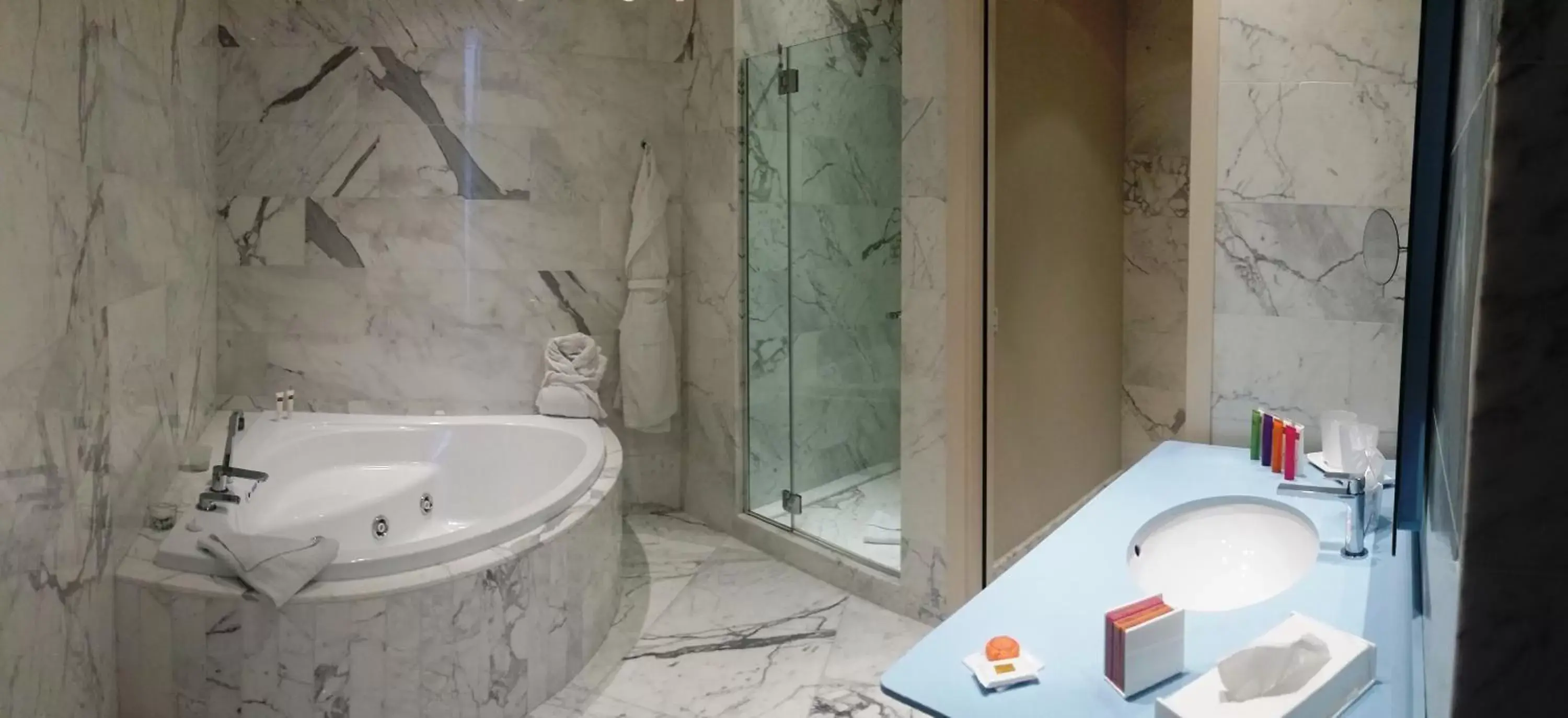 Shower, Bathroom in iH Grande Albergo Delle Nazioni