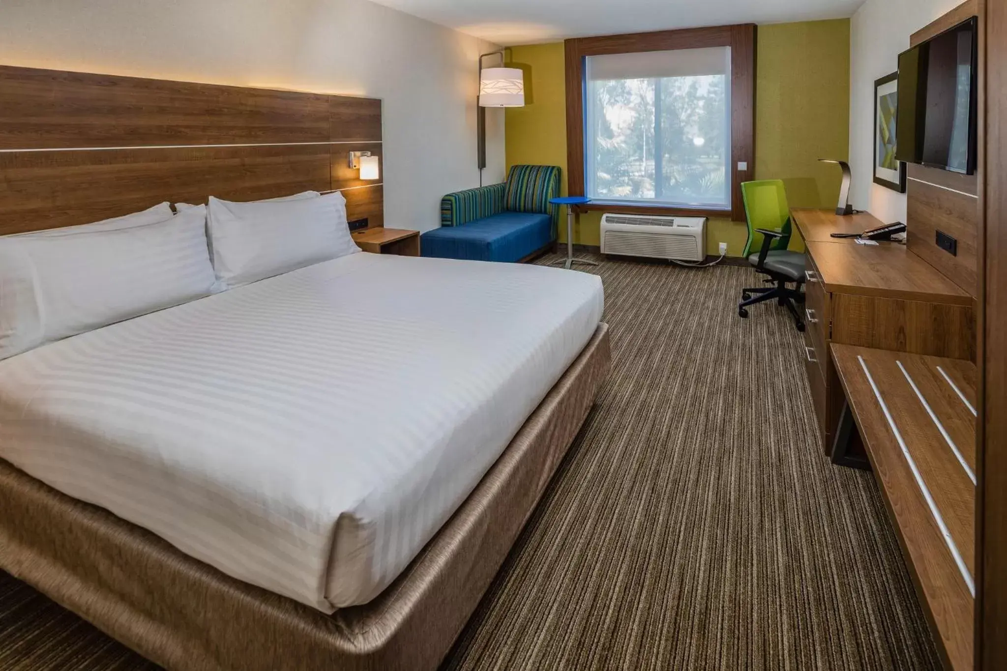 Photo of the whole room, Bed in Holiday Inn Express Hotel & Suites Modesto-Salida, an IHG Hotel