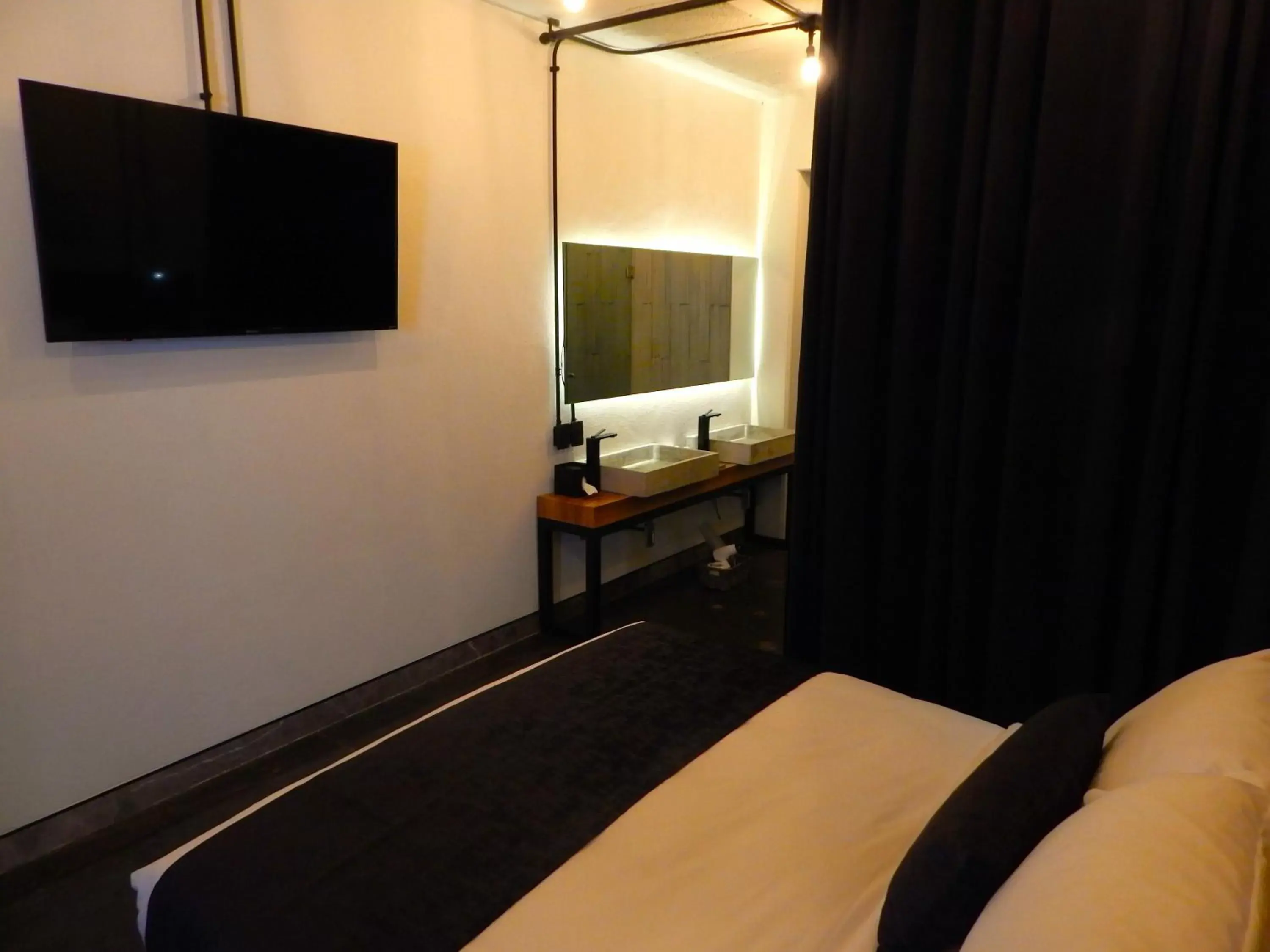 Bed, TV/Entertainment Center in Hotel Tila
