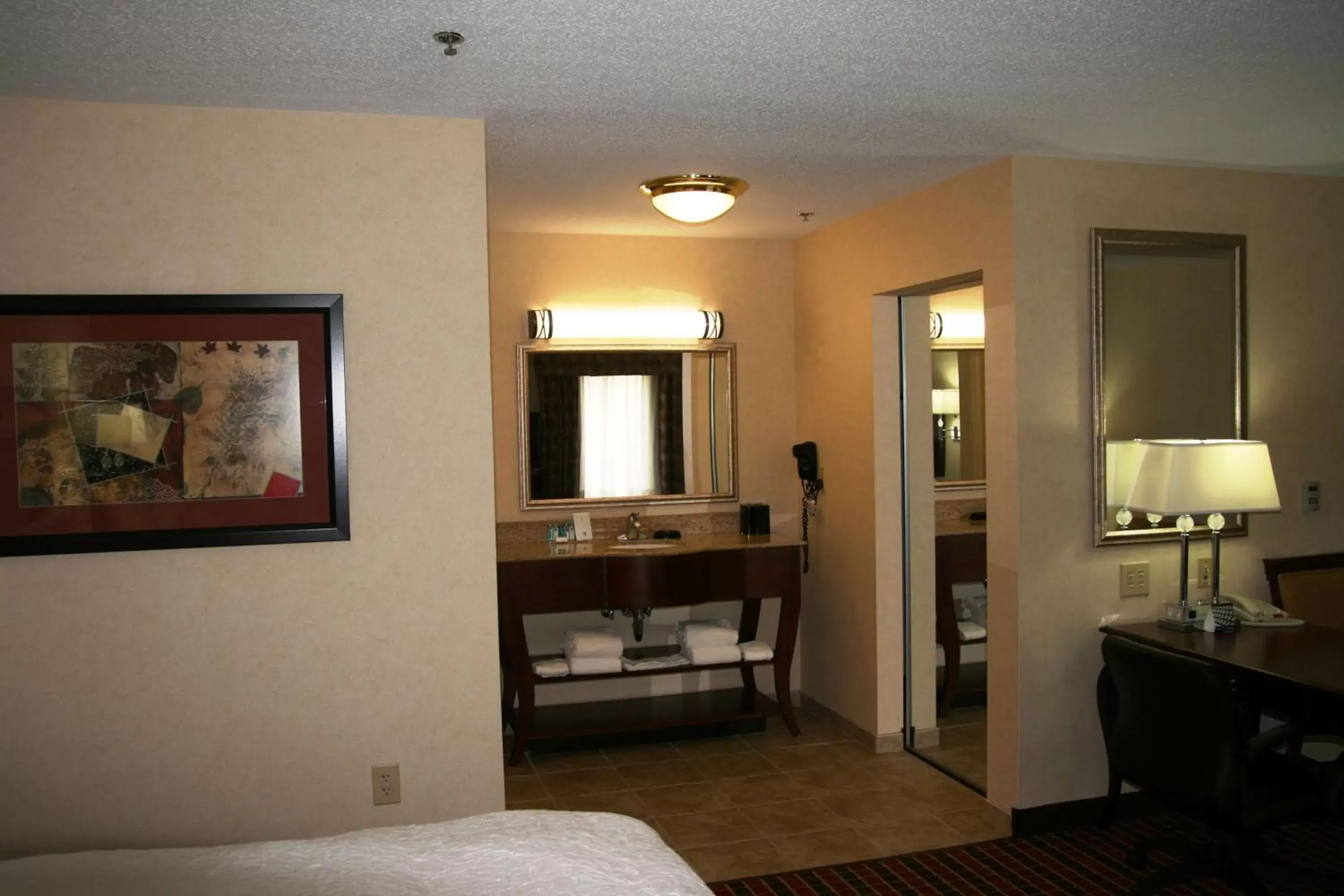 Bed, Kitchen/Kitchenette in Hampton Inn & Suites Dayton-Airport