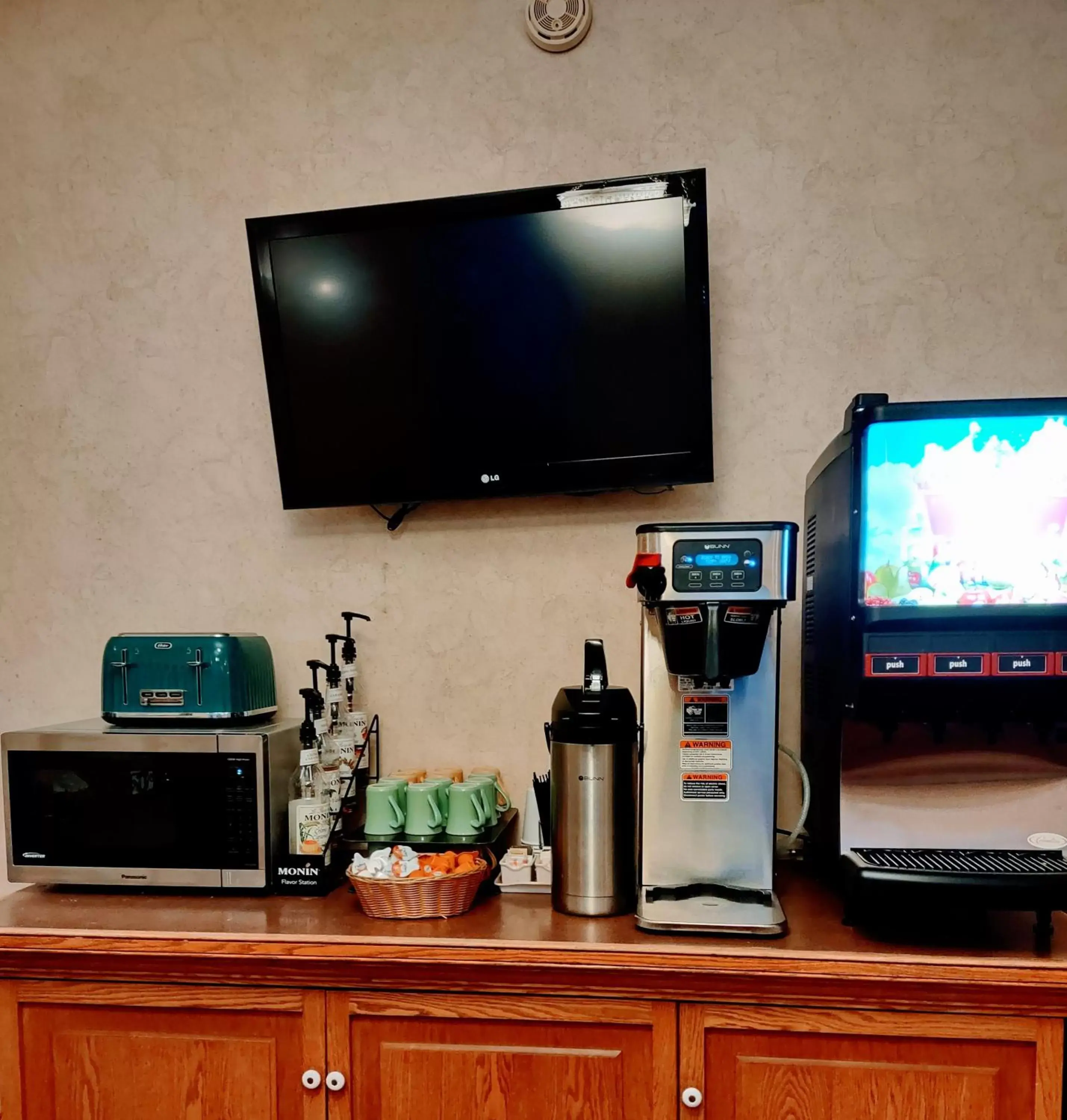 Breakfast, TV/Entertainment Center in Nuk's Executive Suites
