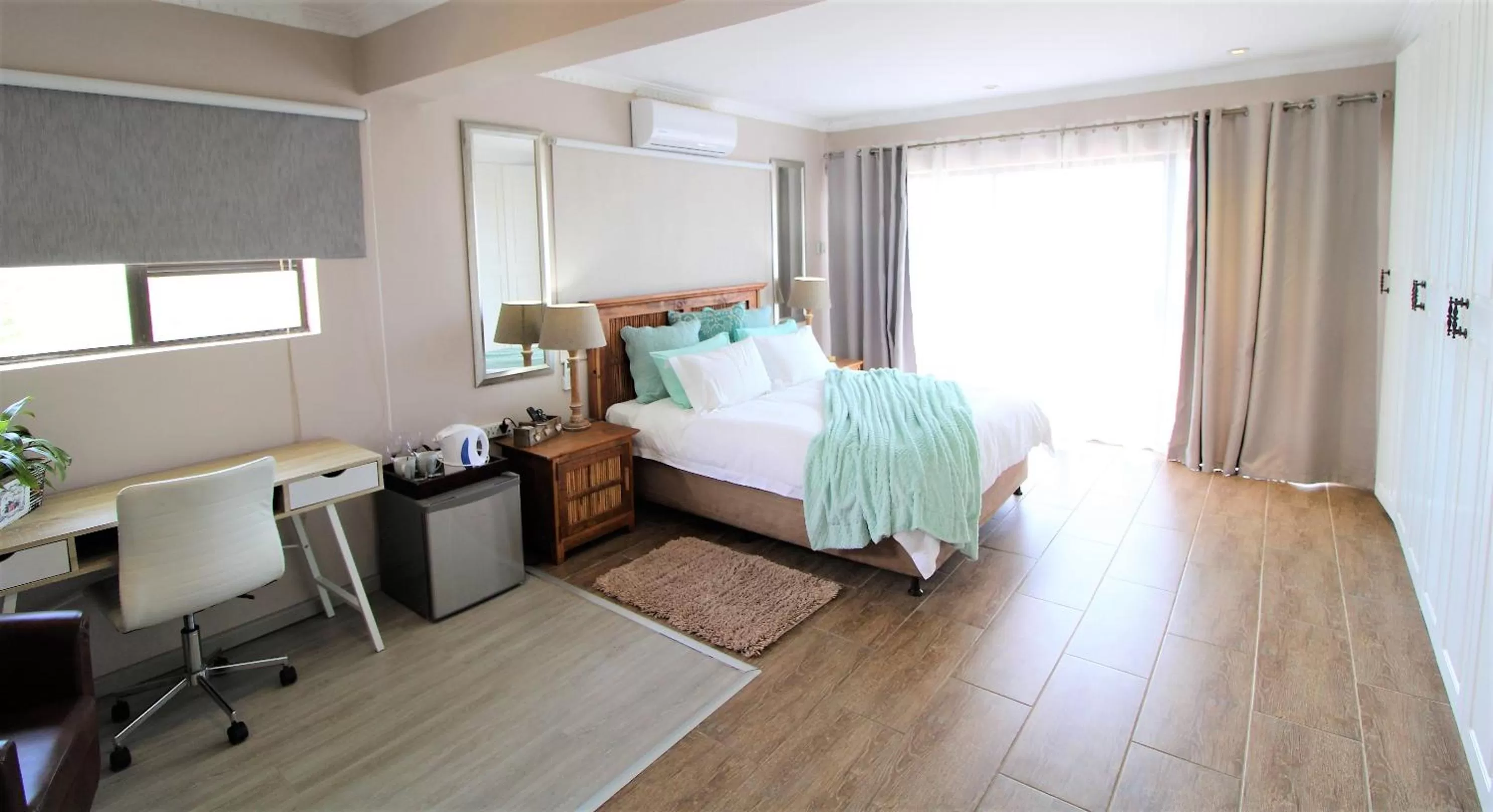 Sea view, Bed in Cove View B&B