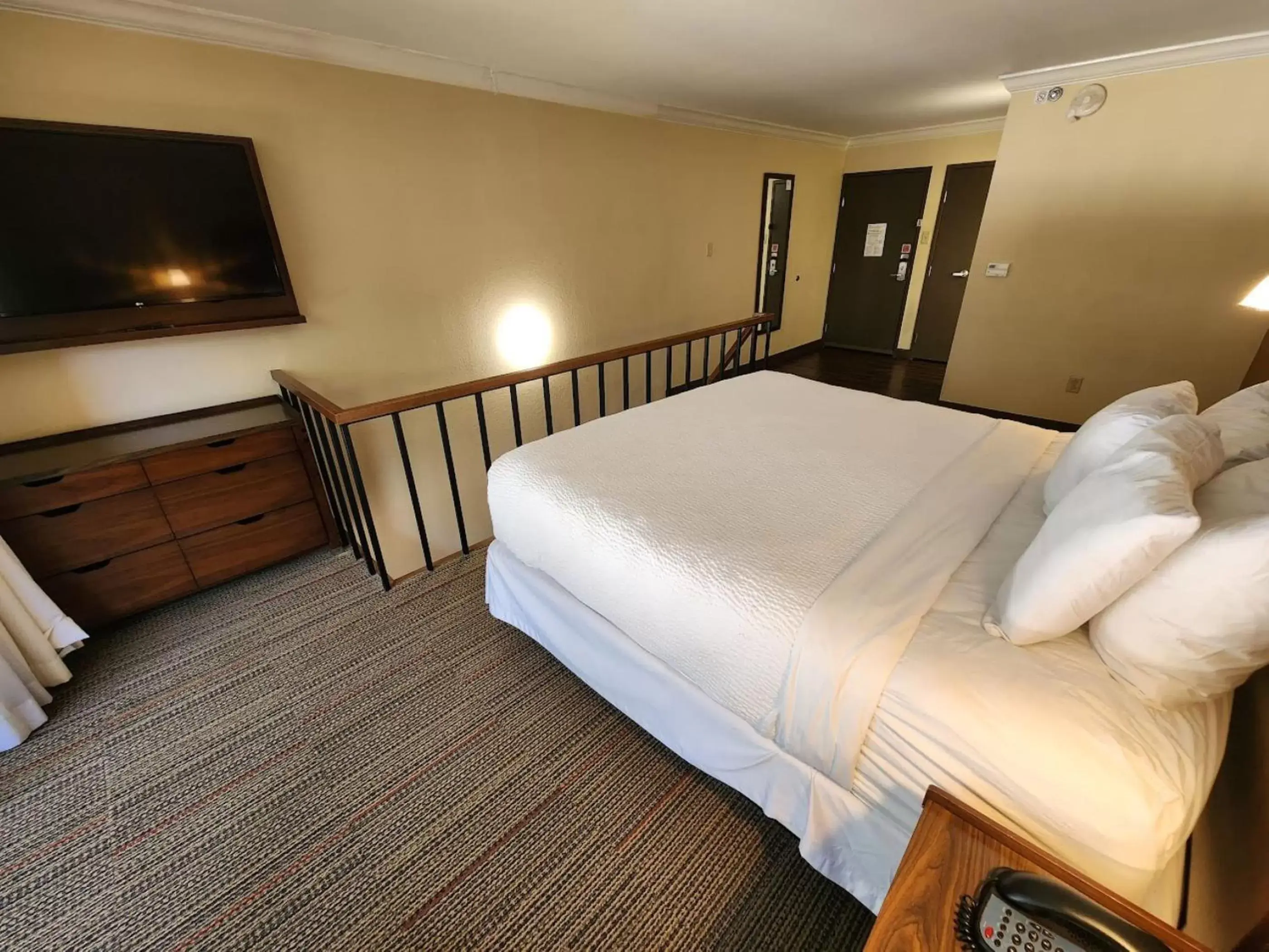 Bed in Four Points by Sheraton Little Rock Midtown