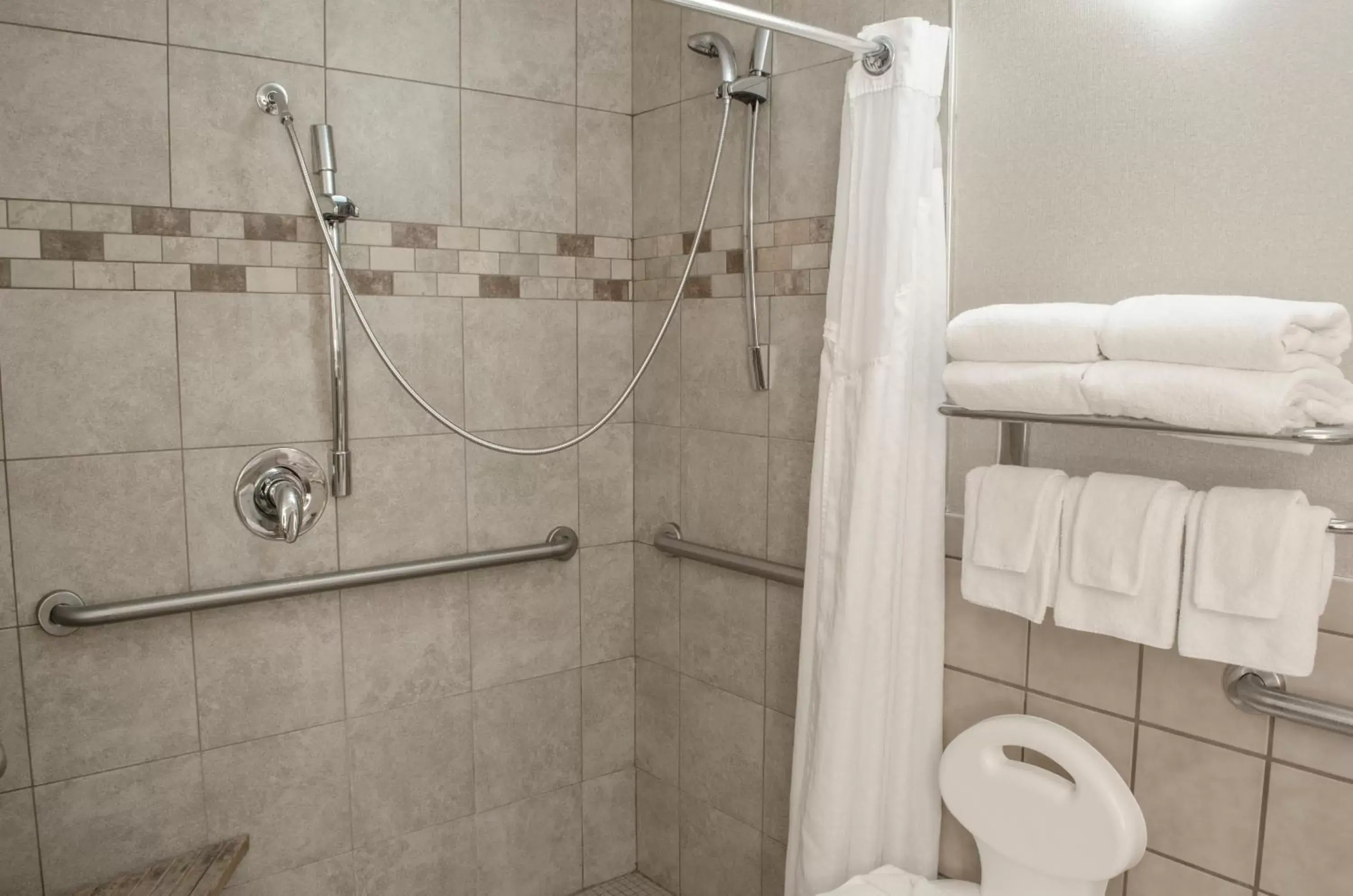 Photo of the whole room, Bathroom in Holiday Inn Fargo, an IHG Hotel