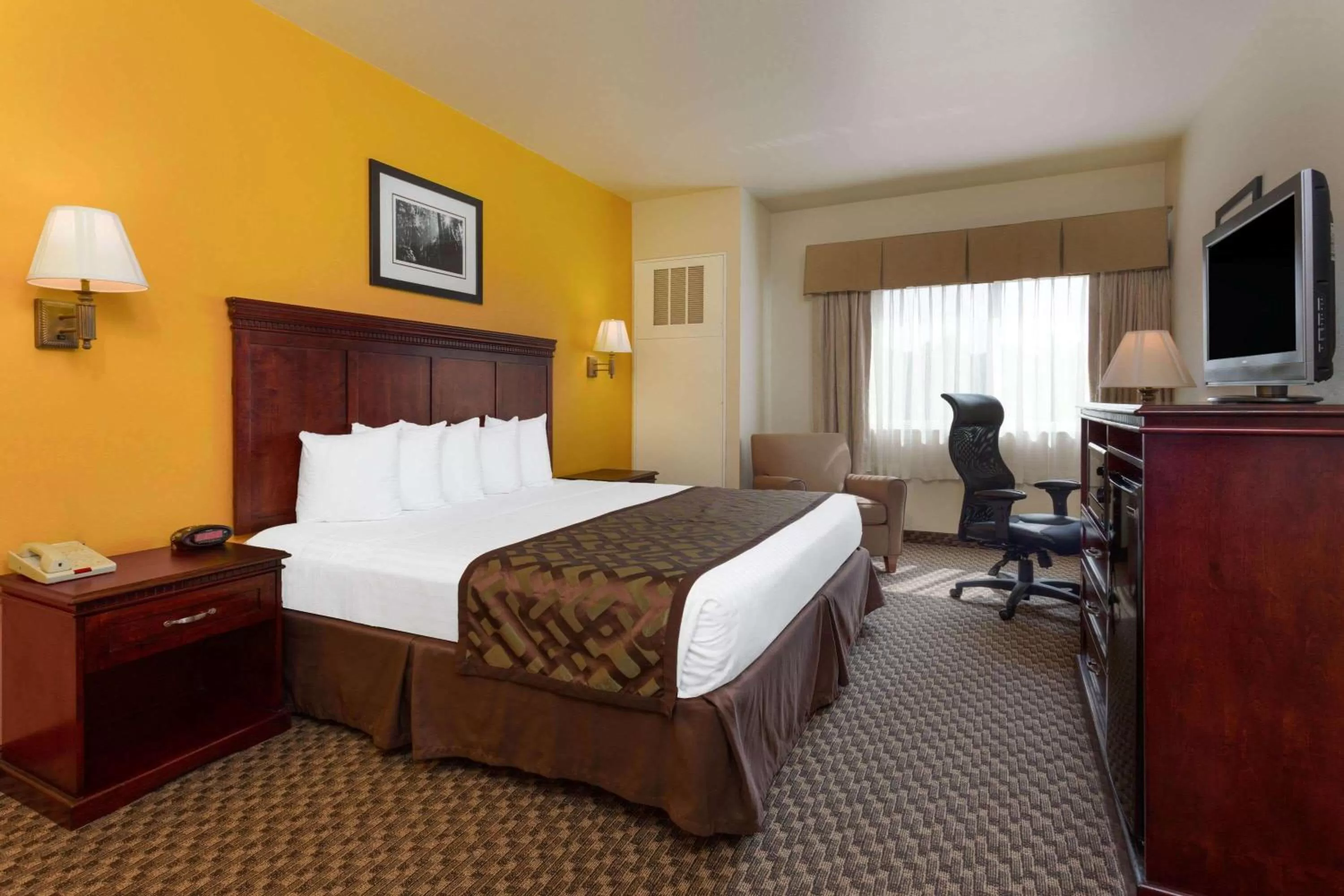 Photo of the whole room, Bed in Montcler Hotel & Conference Center, Trademark by Wyndham