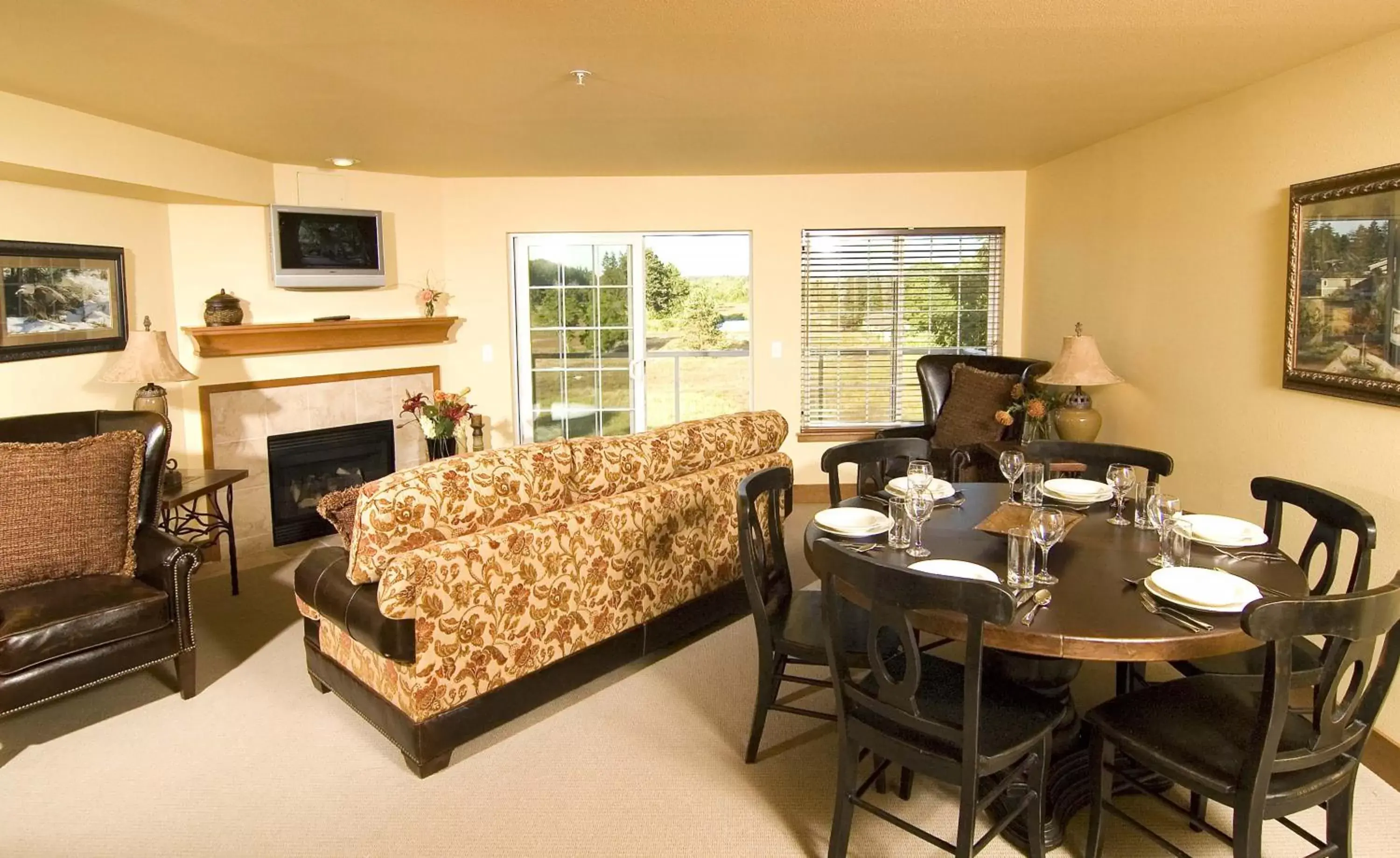 Dining Area in Raintree's Sandcastle, Birch Bay