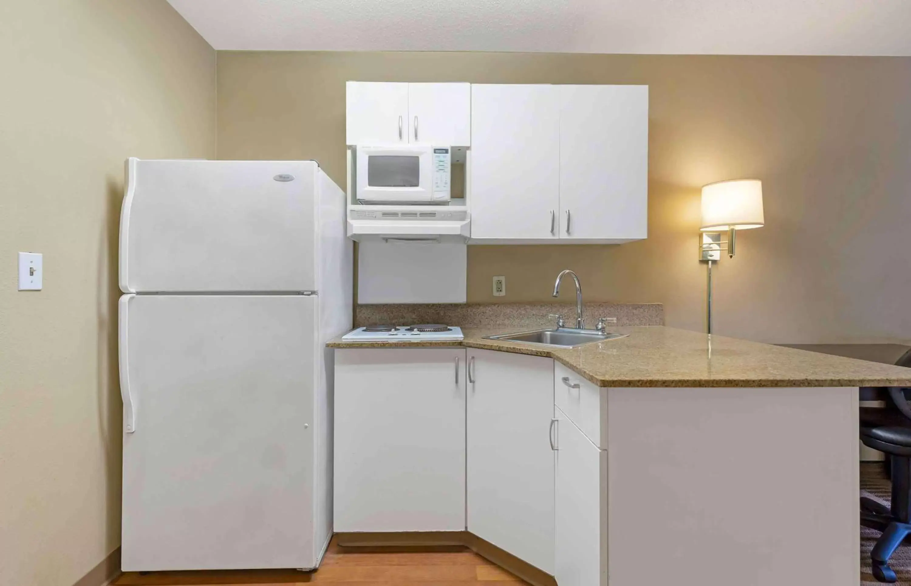 Bedroom, Kitchen/Kitchenette in Extended Stay America Suites - Baltimore - BWI Airport - Aero Dr