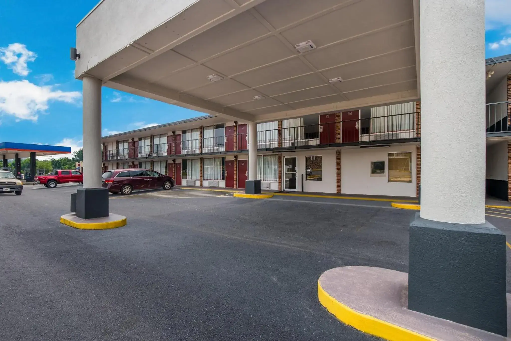 Property building in Red Roof Inn Columbia, SC Airport