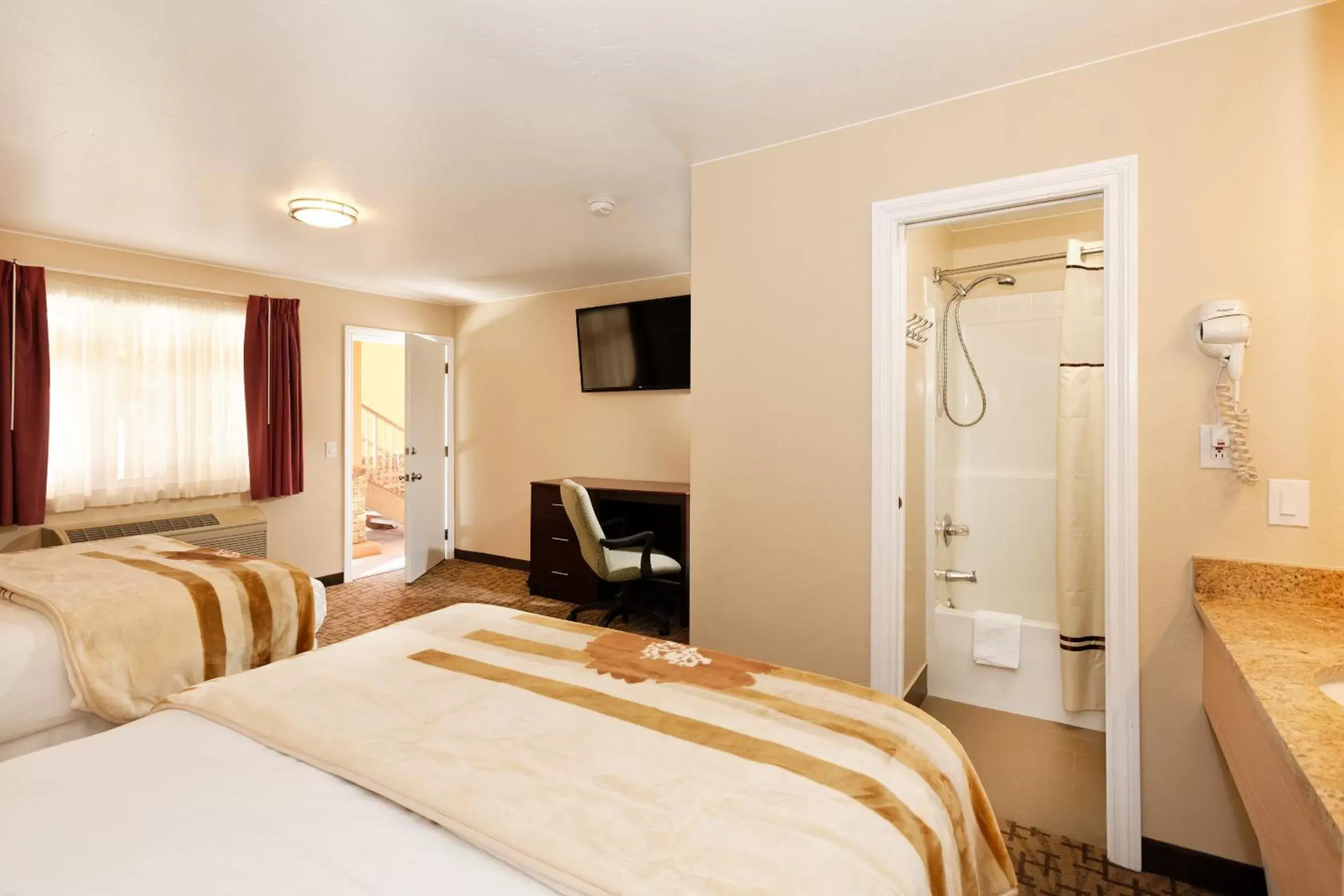 Photo of the whole room, Bed in Glenwood Springs Inn Photo of the whole room, Bed in Glenwood Springs Inn