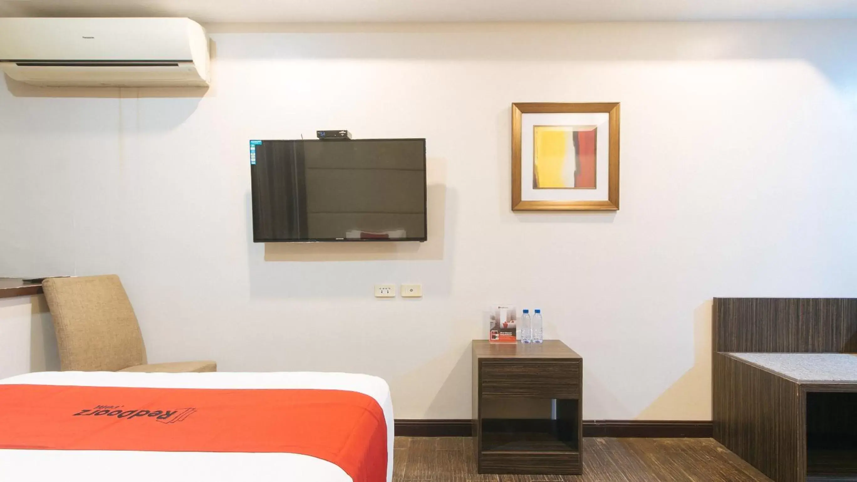 Bed, TV/Entertainment Center in RedDoorz Premium @ West Avenue Quezon City