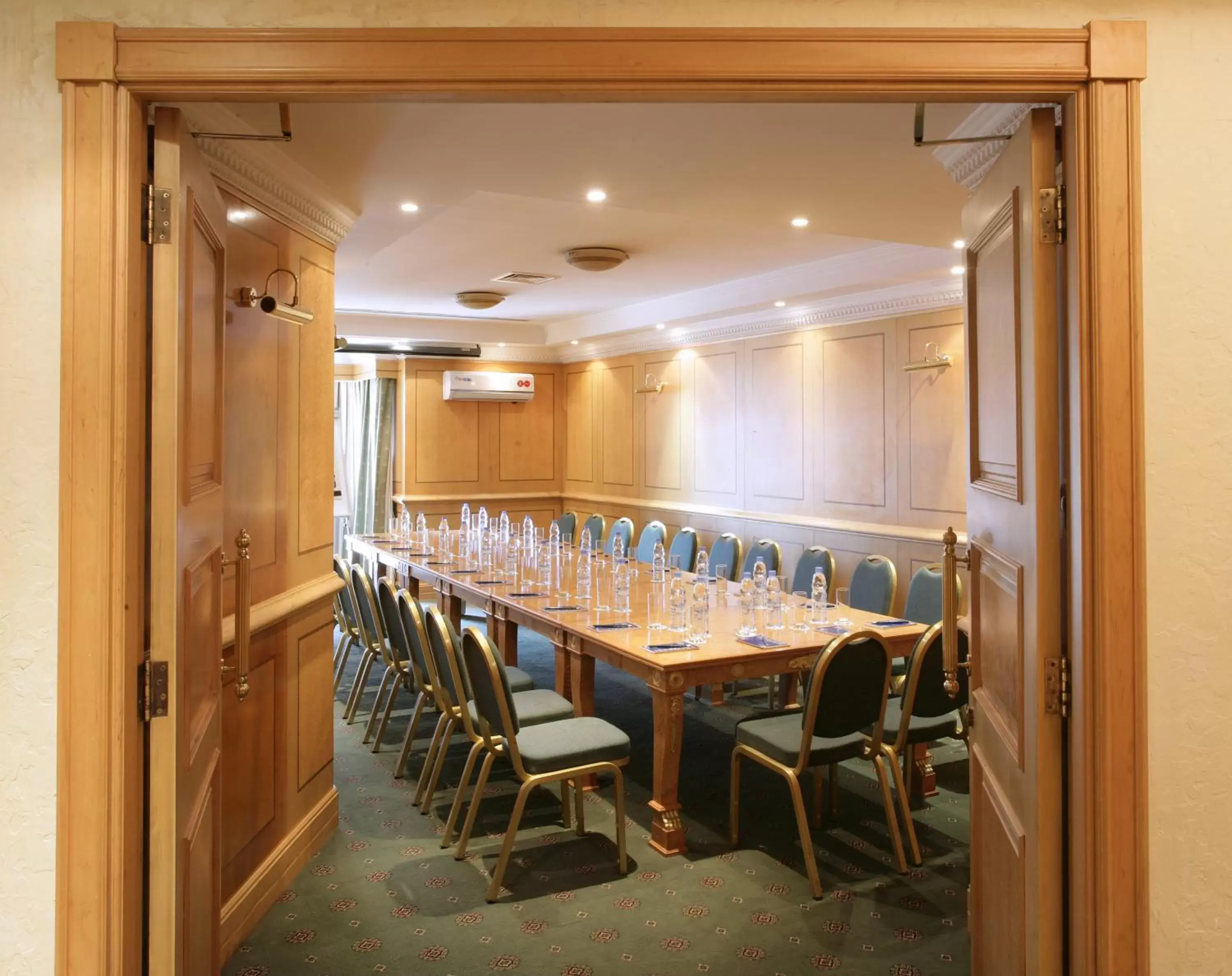 Business facilities in Chelsea Plaza Hotel