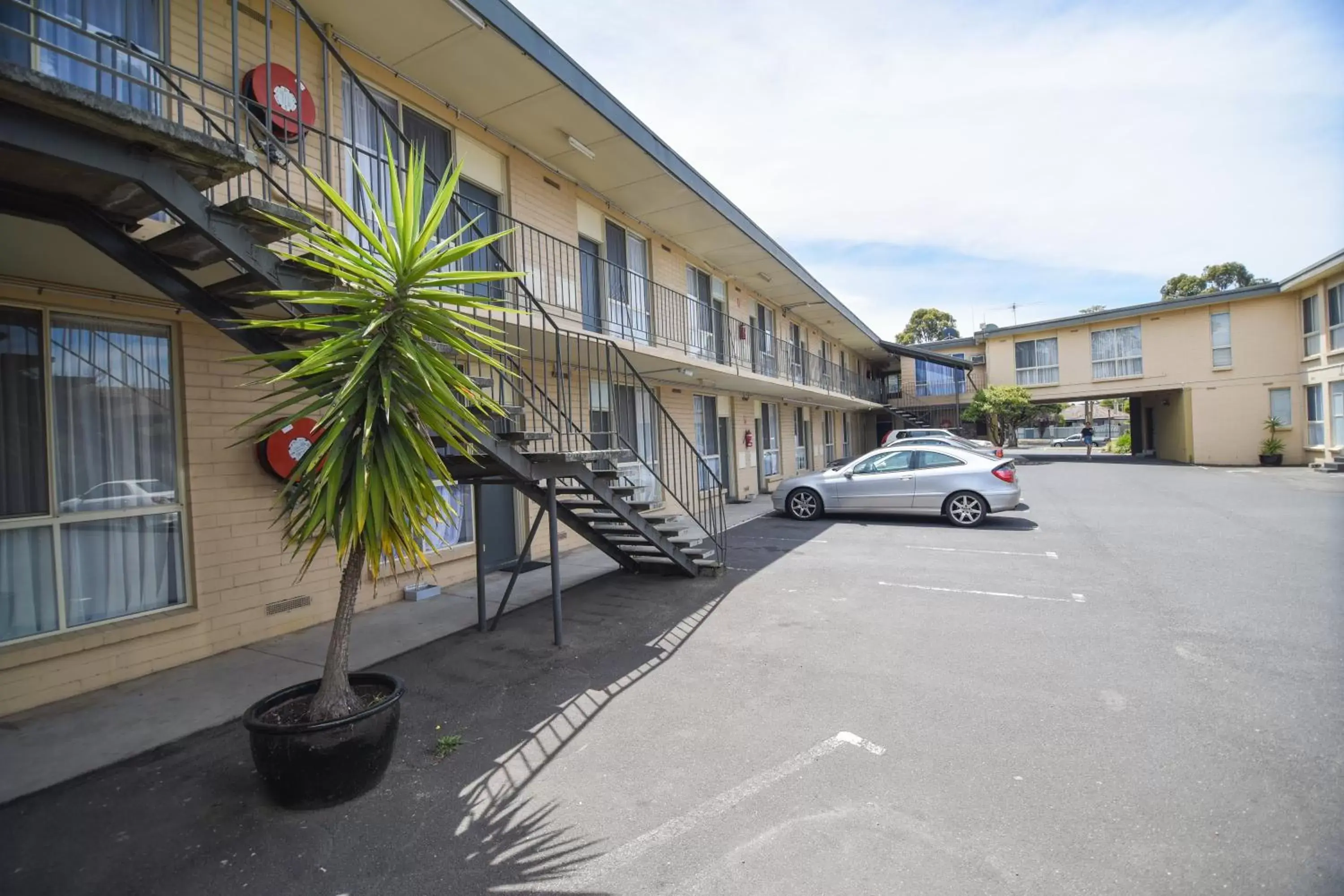 Property building in Dandenong Motel Property building in Dandenong Motel