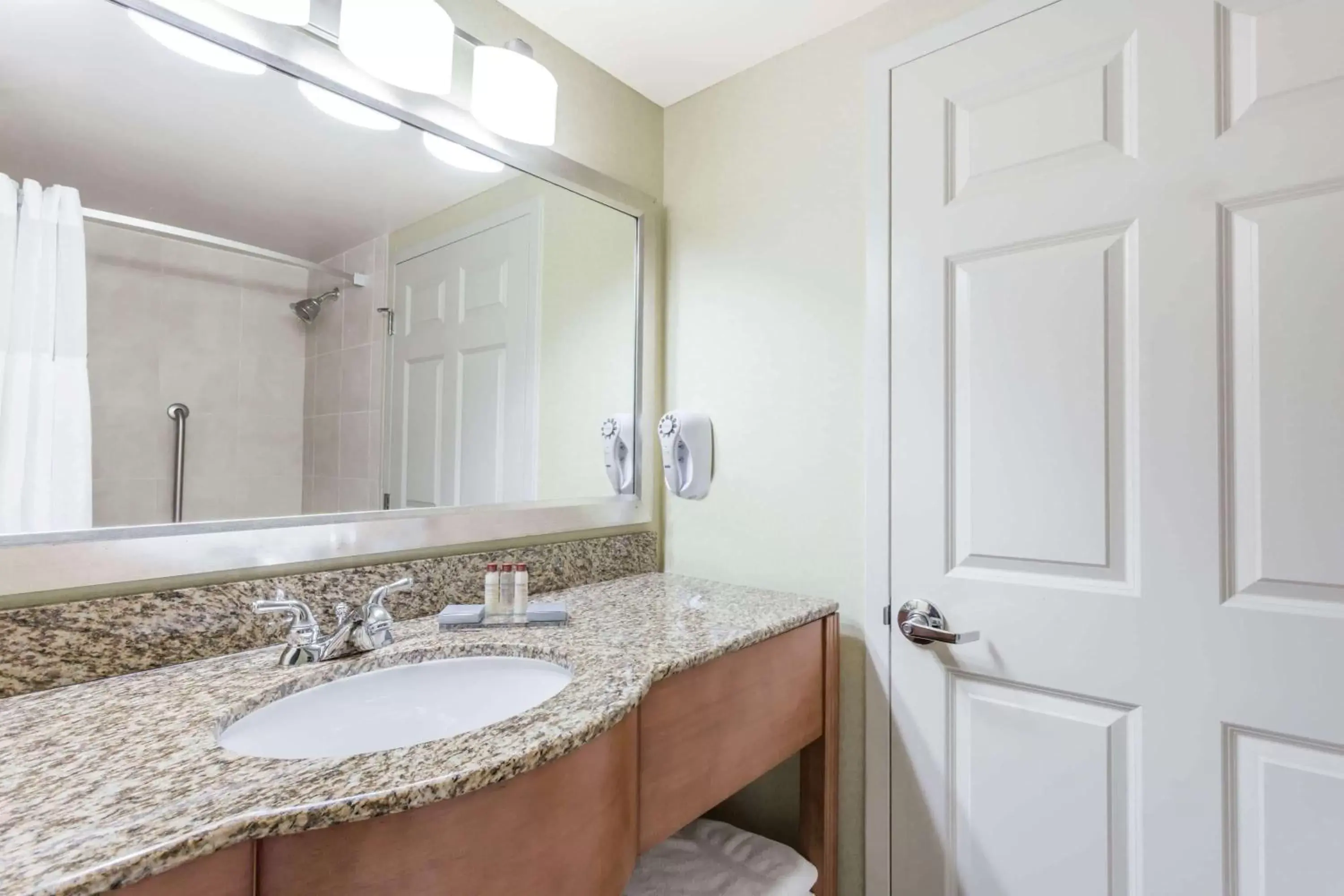 Bathroom in Wingate by Wyndham Richmond Short Pump