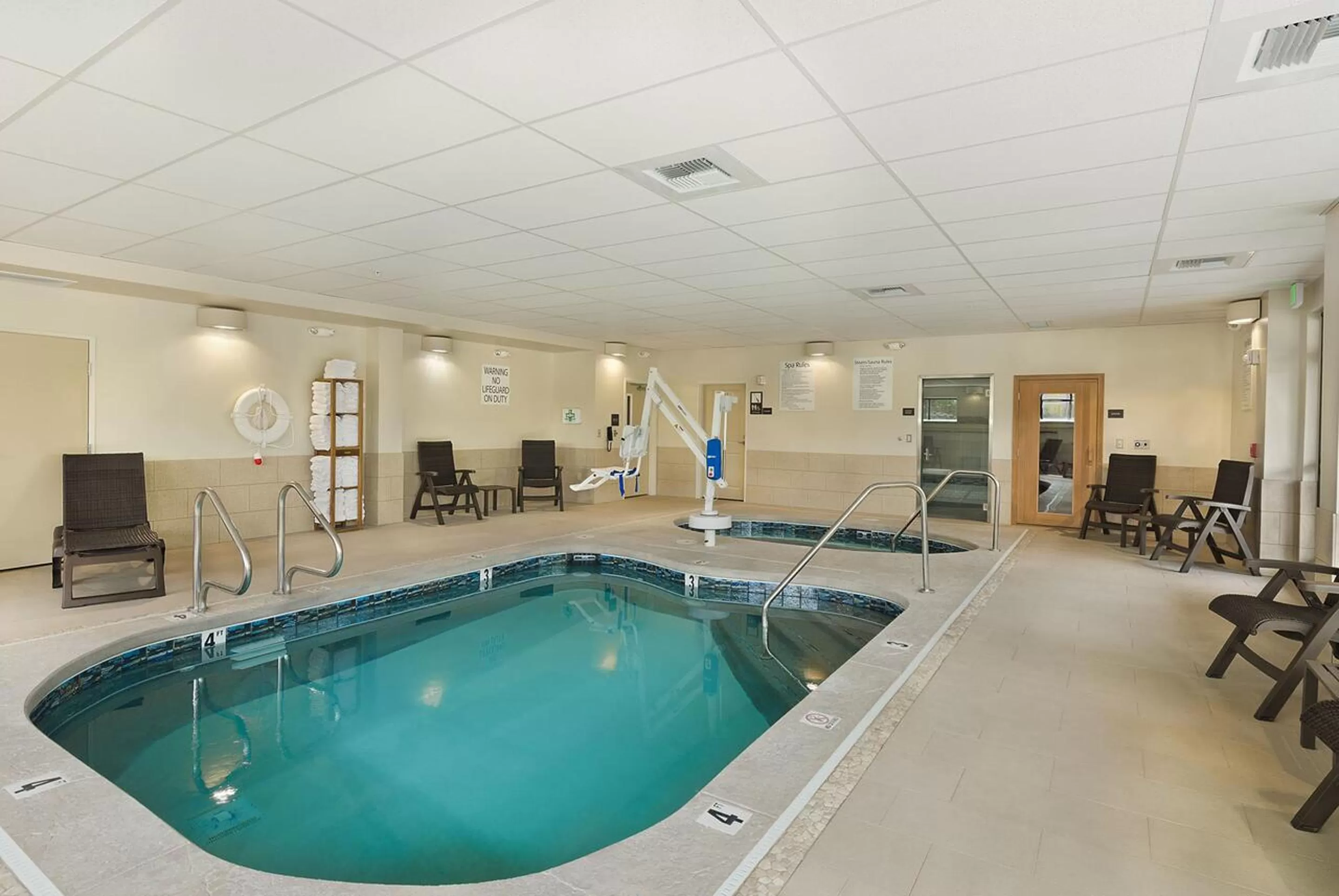 Swimming pool in Oxford Suites Bellingham