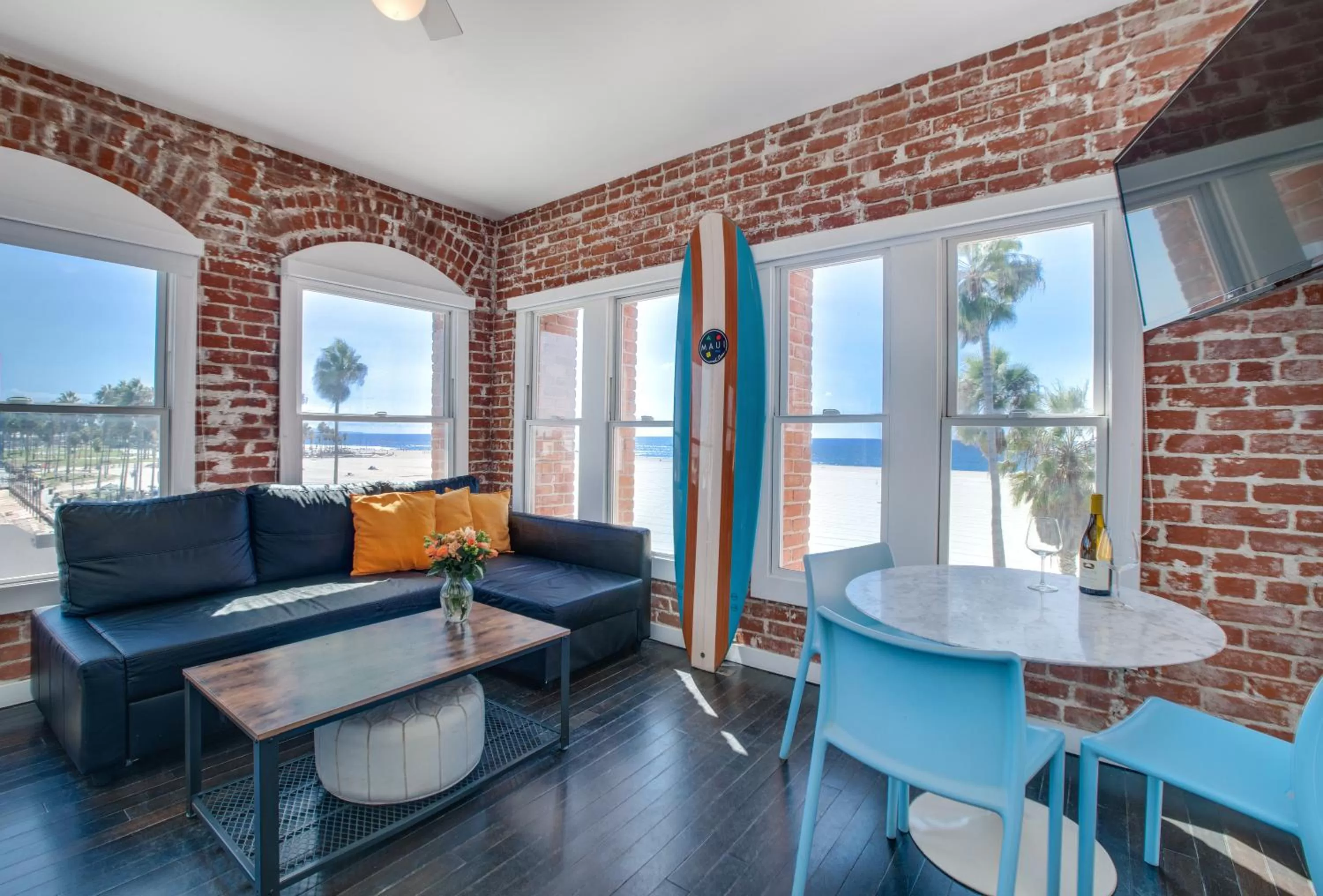 TV and multimedia in Venice Breeze Suites